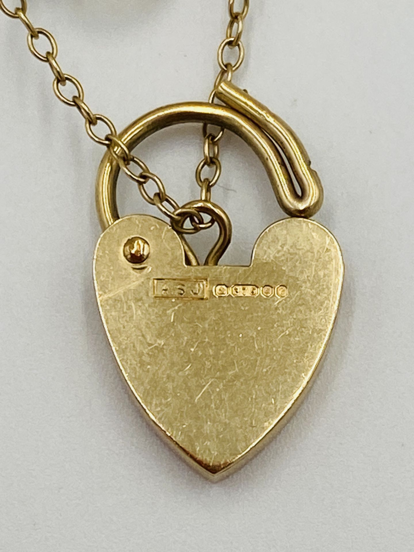 9ct gold bracelet with 9ct gold padlock - Image 4 of 6