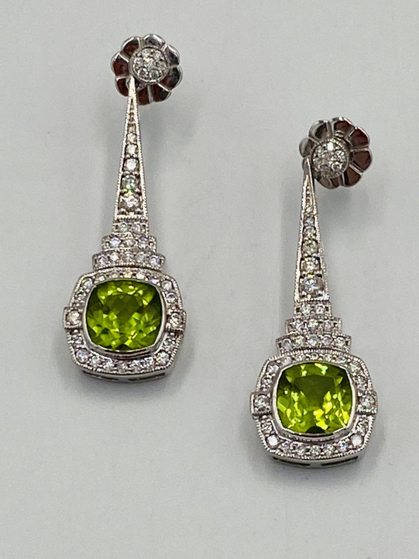 18ct white gold, diamond and green stone drop earrings - Bild 7 aus 8