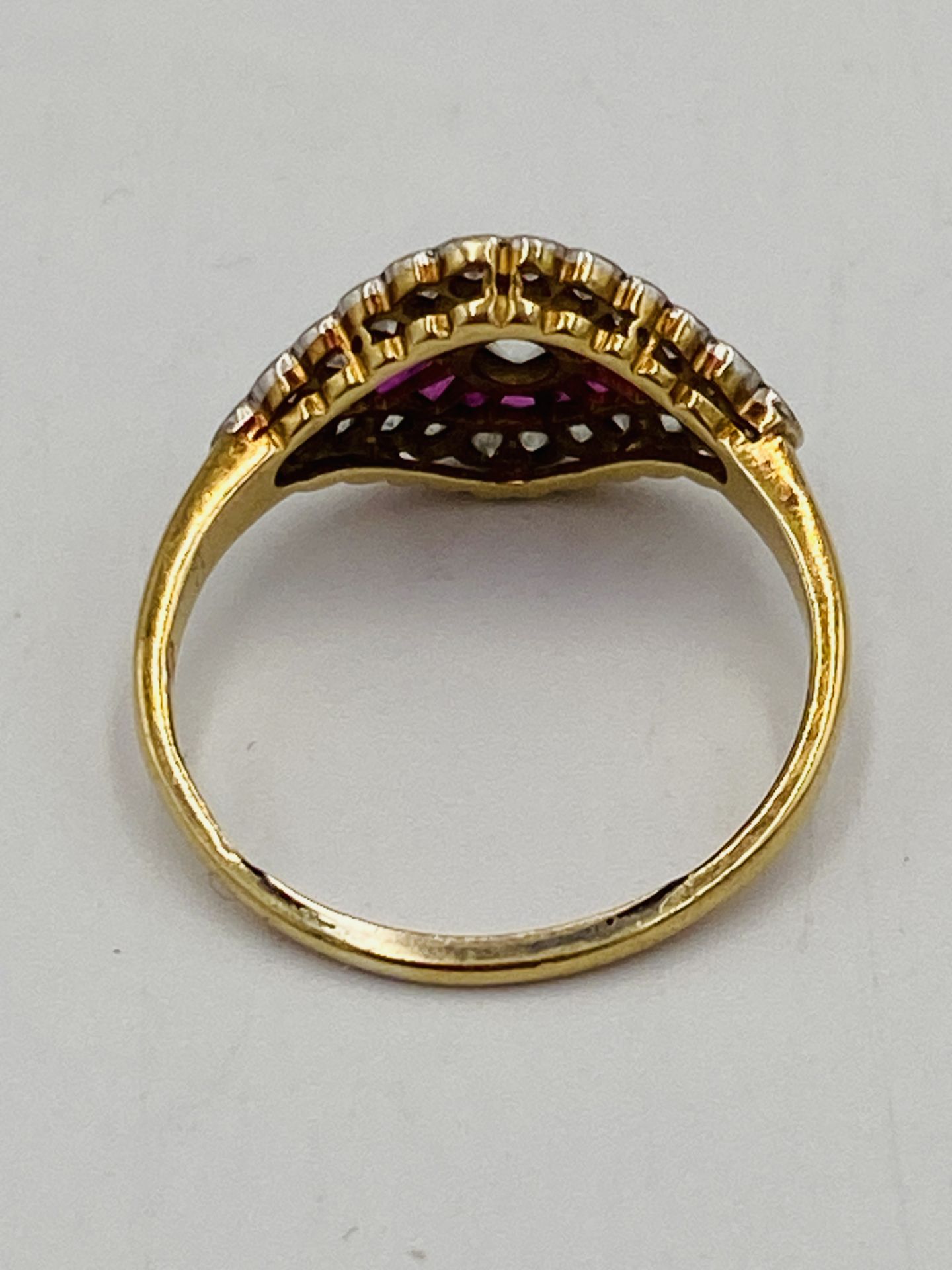 18ct gold ring set with central diamond - Image 3 of 6