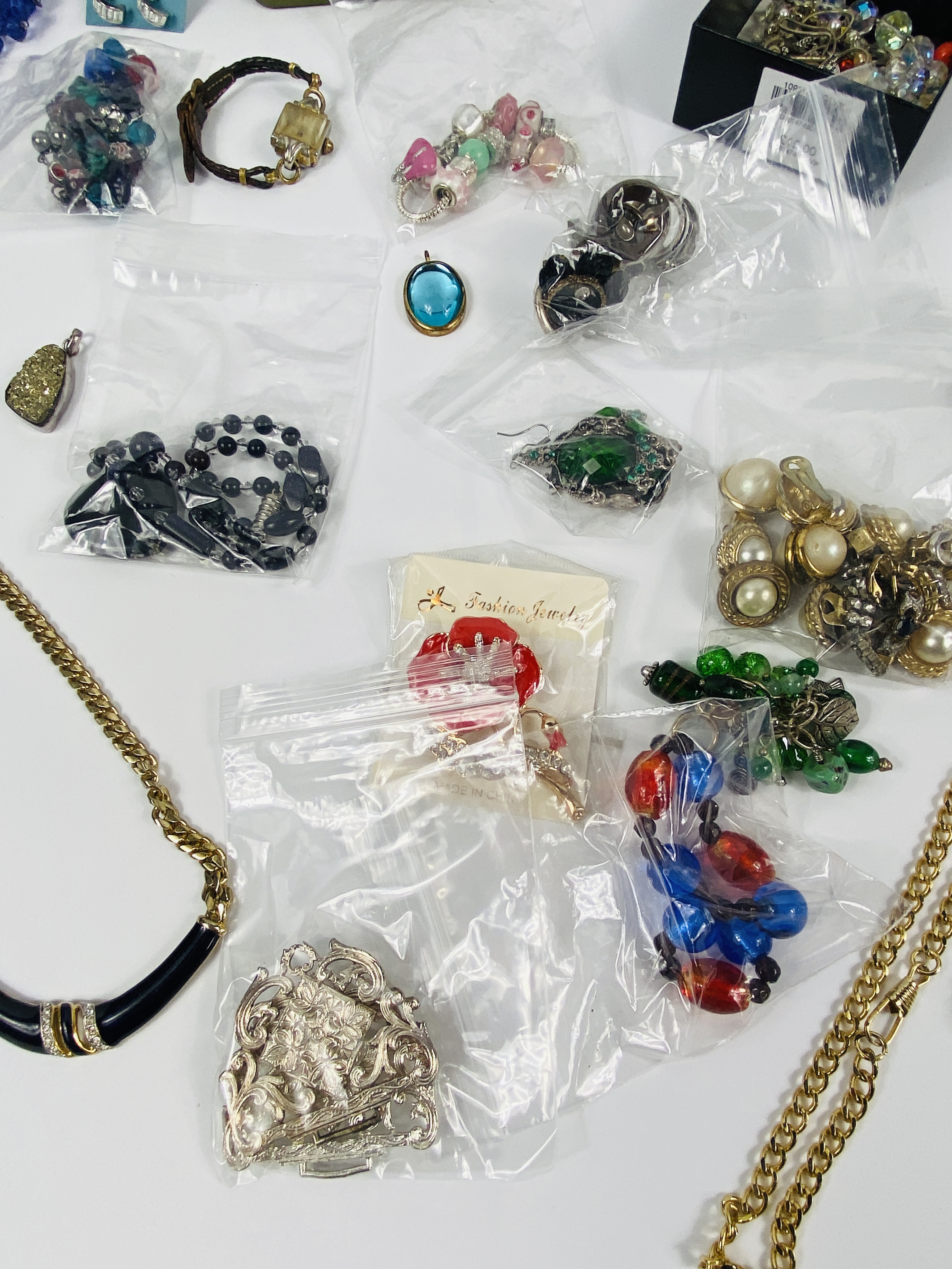Quantity of costume jewellery - Image 3 of 7