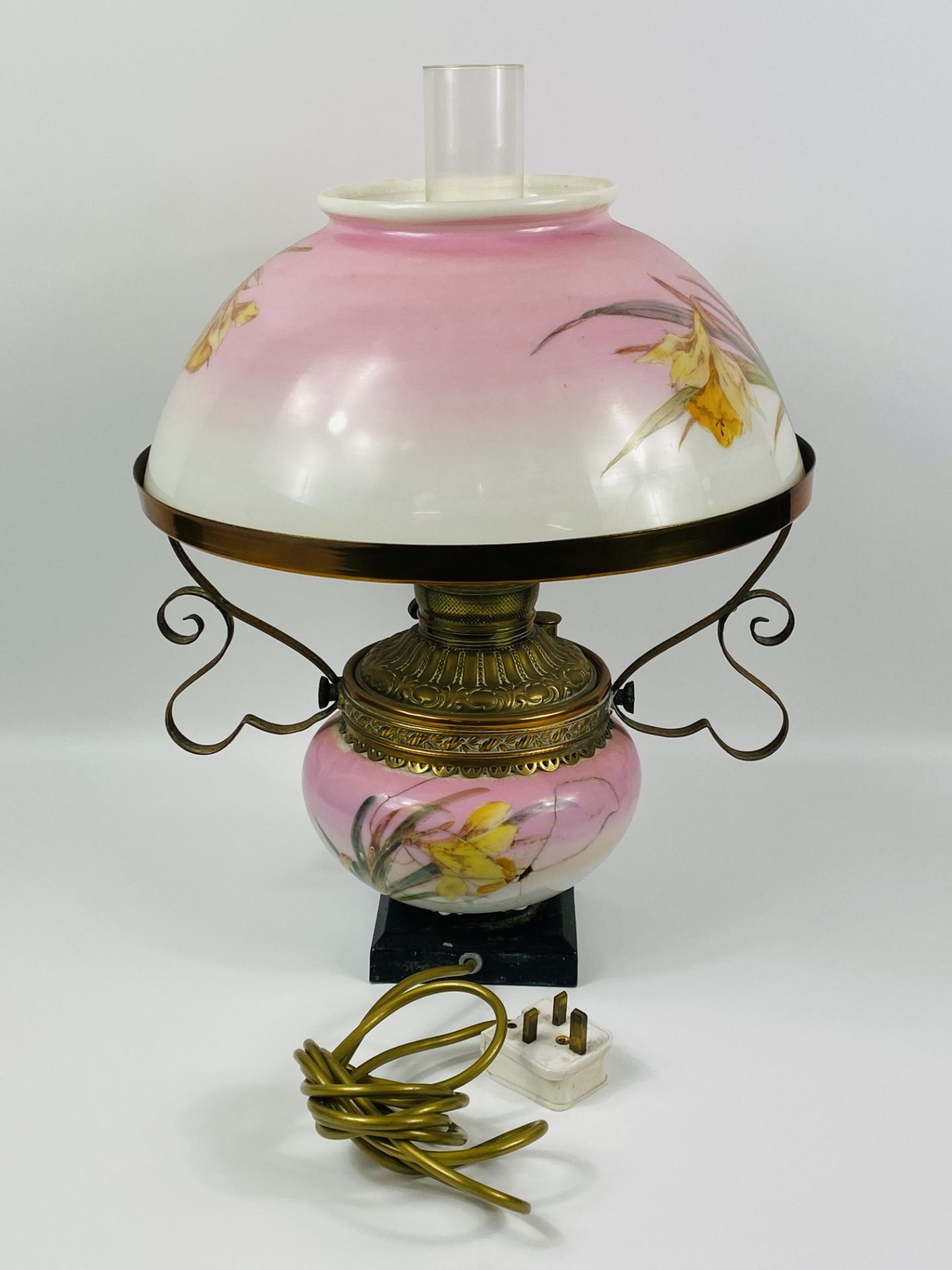 Victorian oil lamp later wired as a table lamp - Image 4 of 6