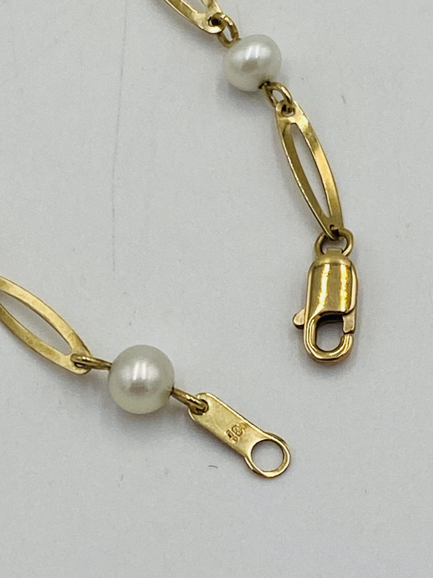 9ct gold and pearl bracelet - Image 2 of 5