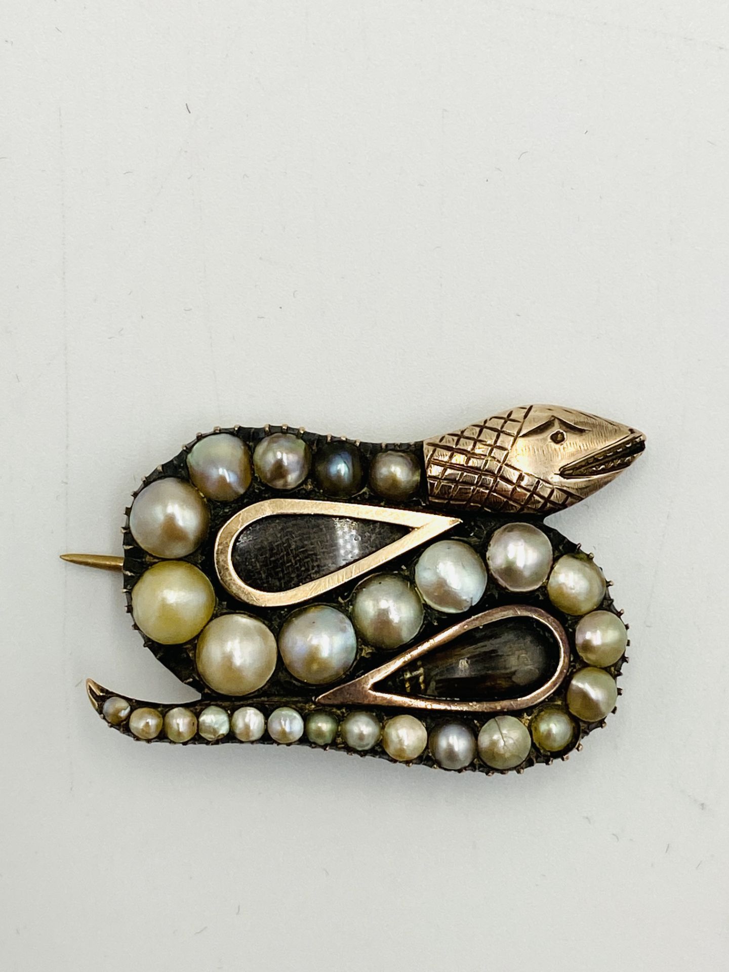 Yellow metal snake brooch set with graduated pearls - Image 2 of 6