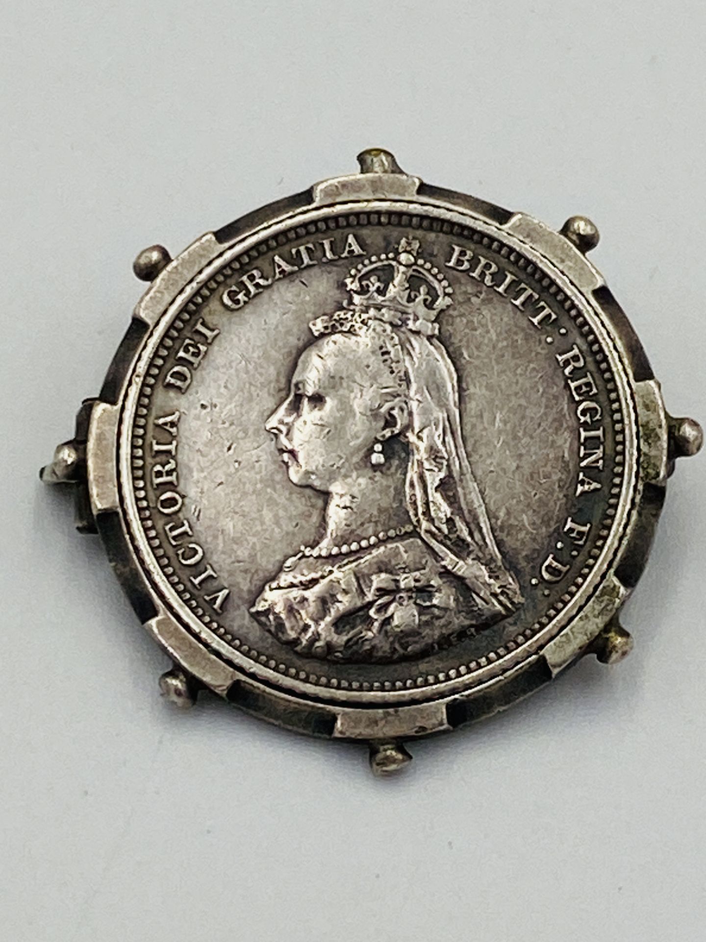 Victorian silver shilling in white metal mount - Bild 2 aus 4