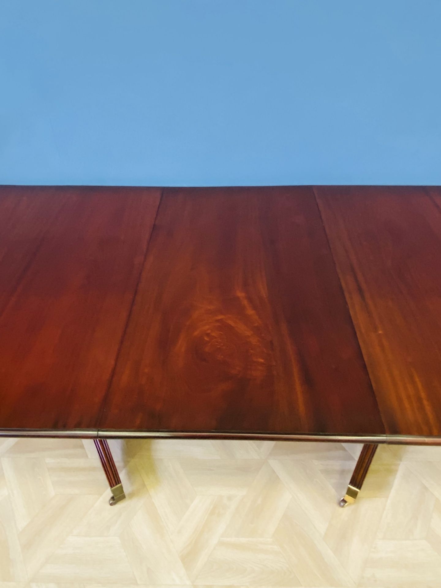 Regency style mahogany twin pillar dining table - Image 4 of 7