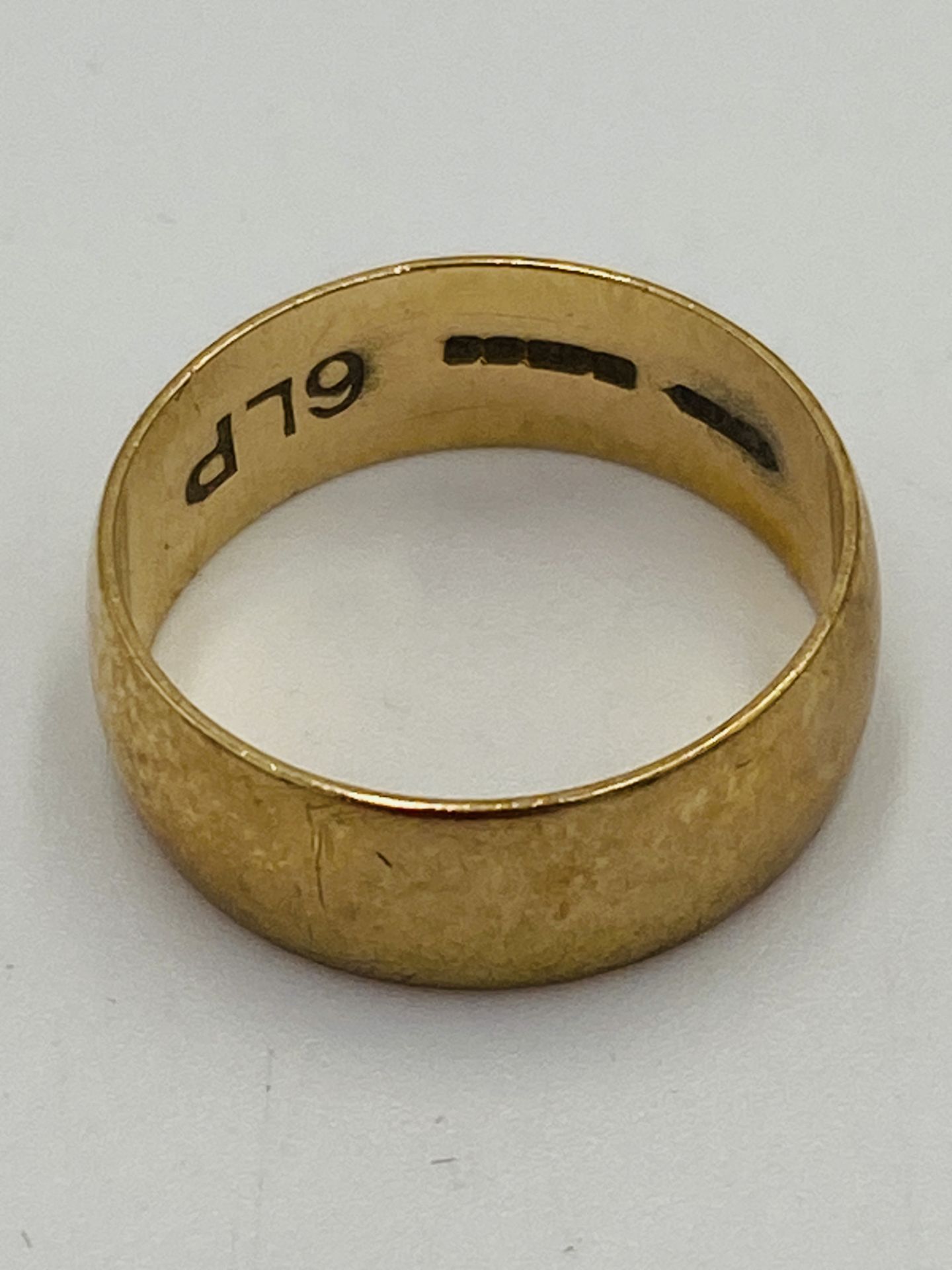 9ct gold band - Image 2 of 5