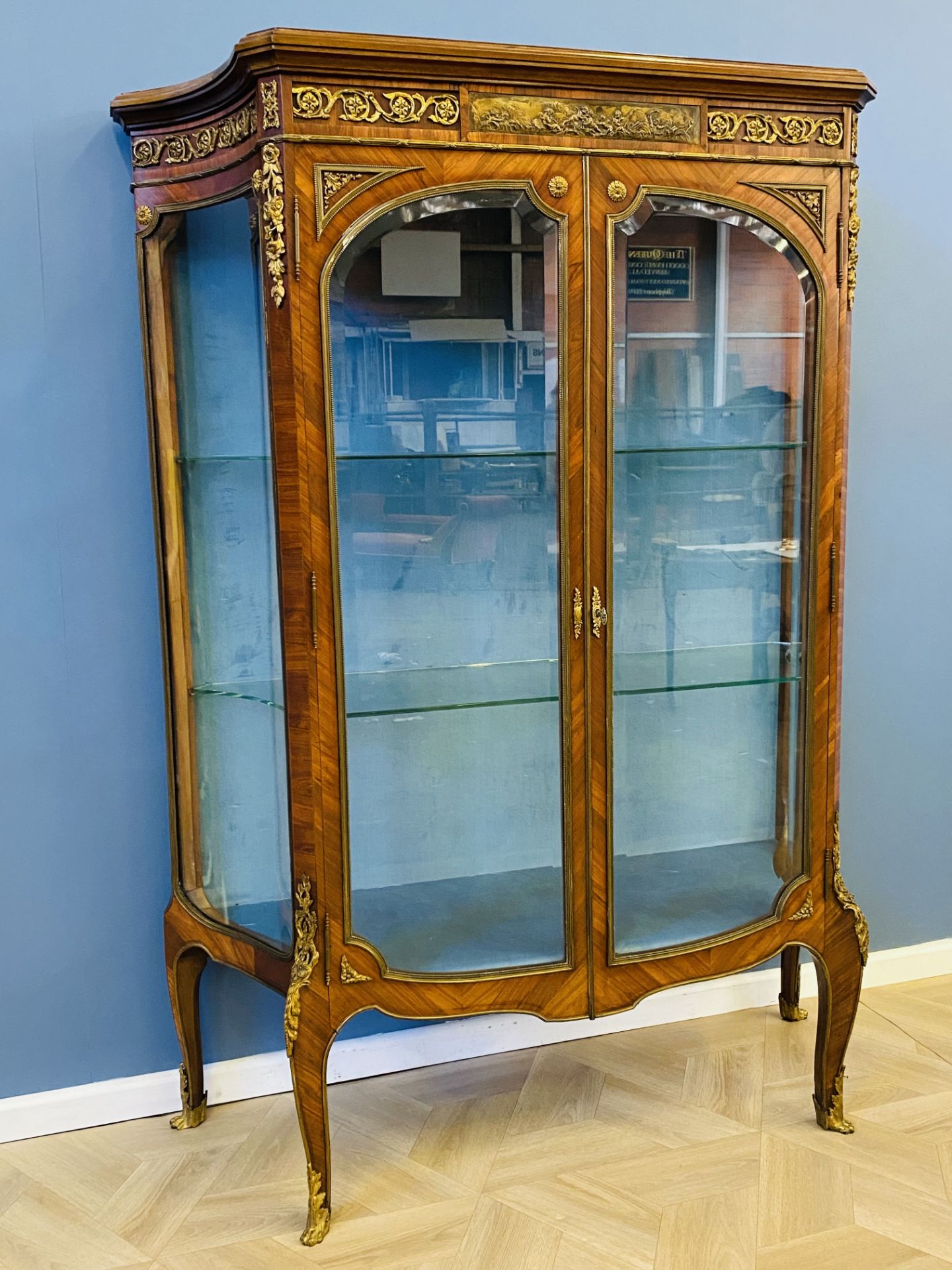 Late 19th century French kingwood and ormolu mounted two door vitrine - Image 4 of 7