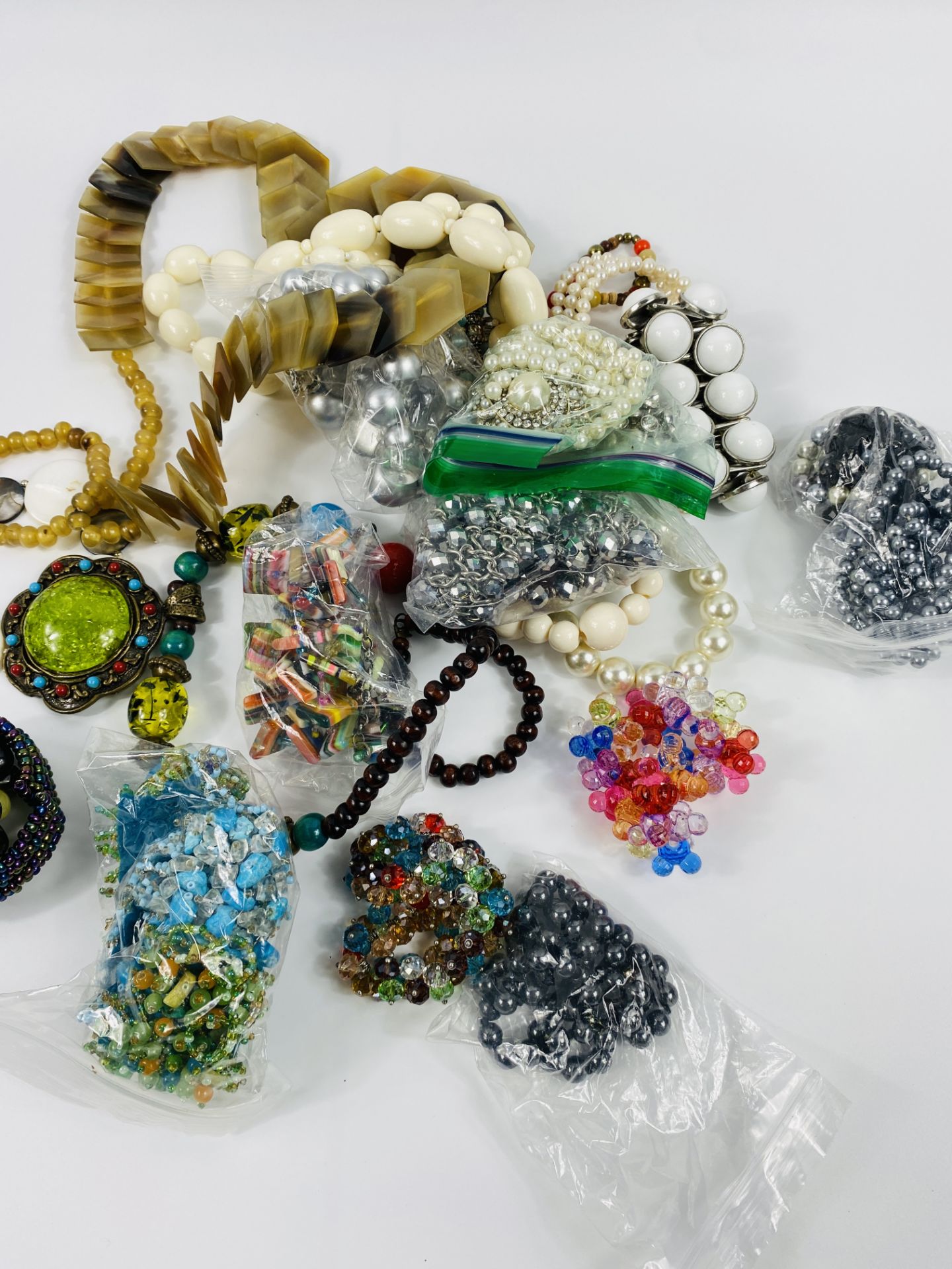 Quantity of costume jewellery - Image 3 of 4
