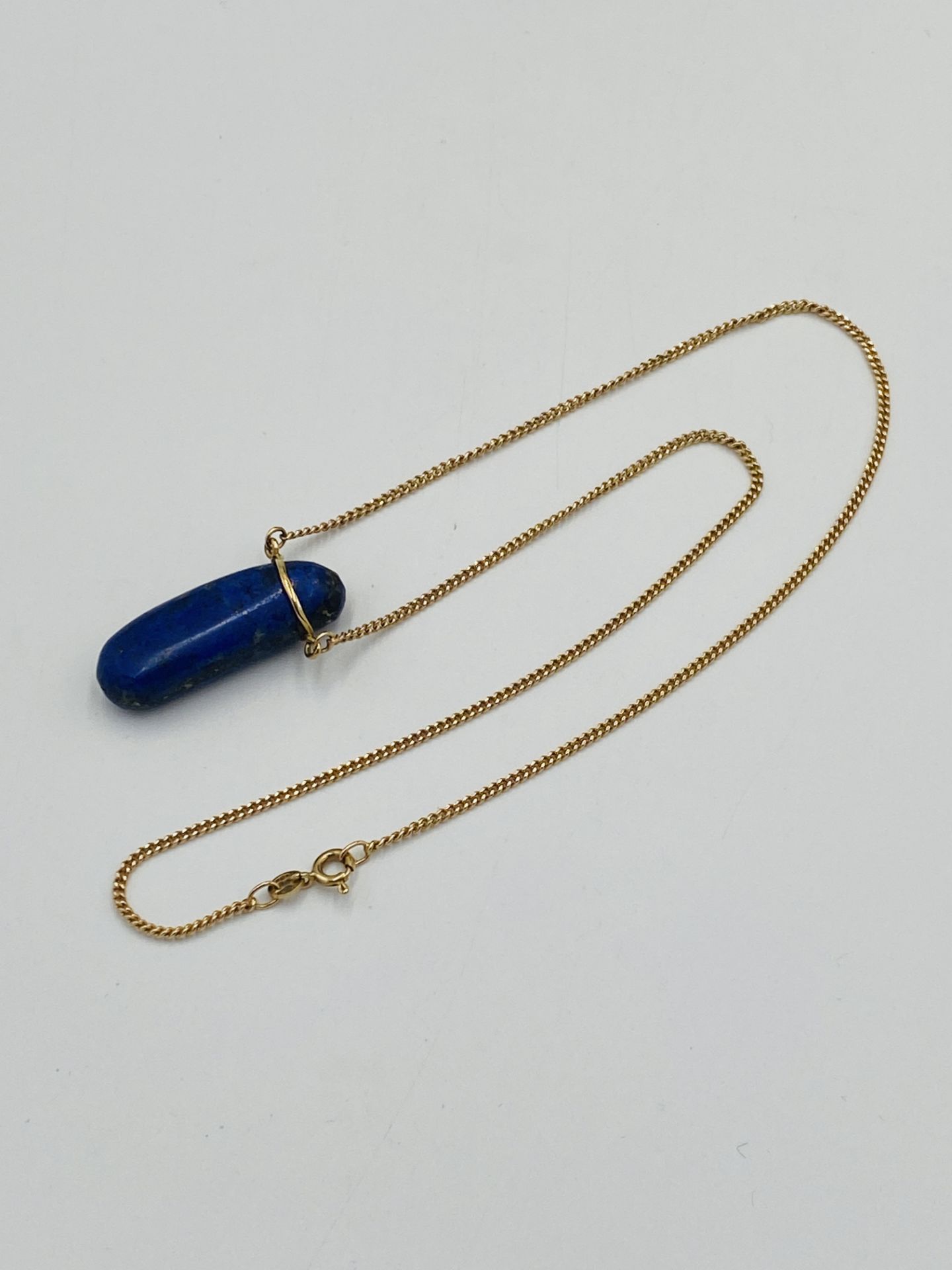 9ct gold necklace with a lapis pendant - Image 2 of 5