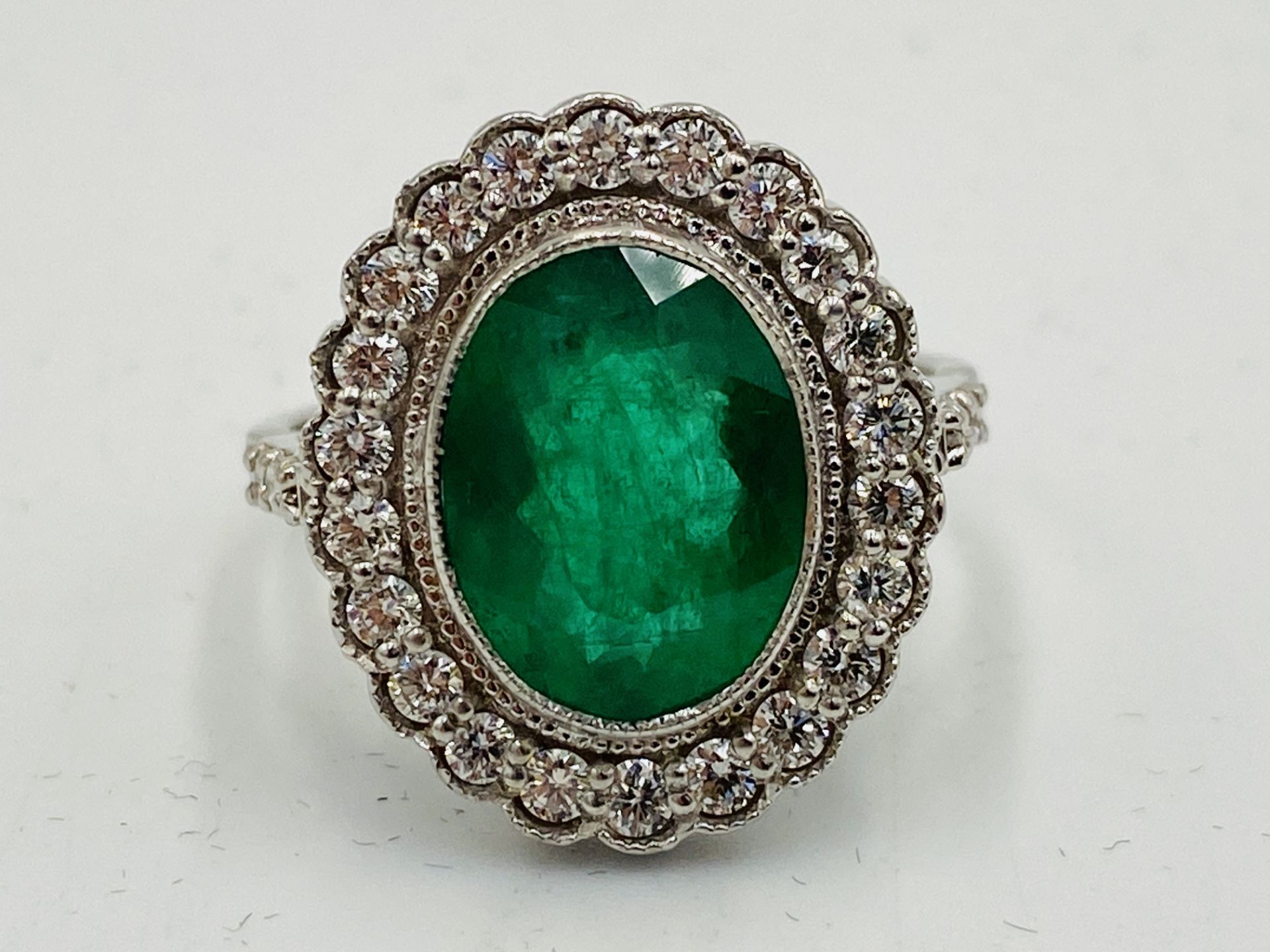 18ct white gold ring set with a oval emerald and diamond surround - Image 2 of 7