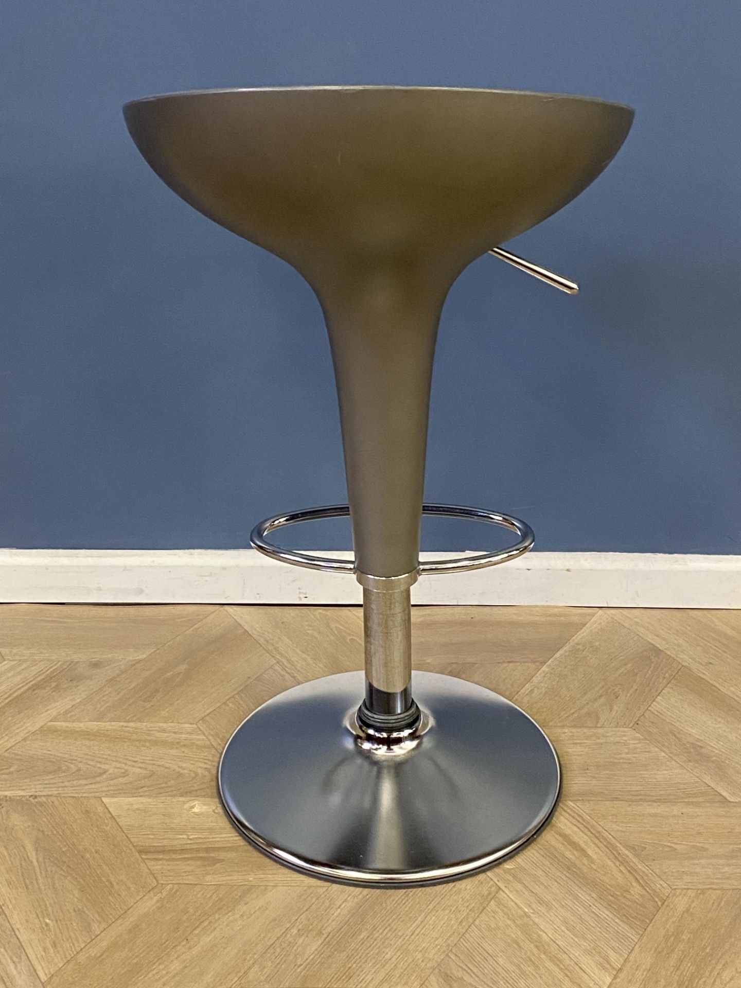 Contemporary reolving bar stool - Image 3 of 6