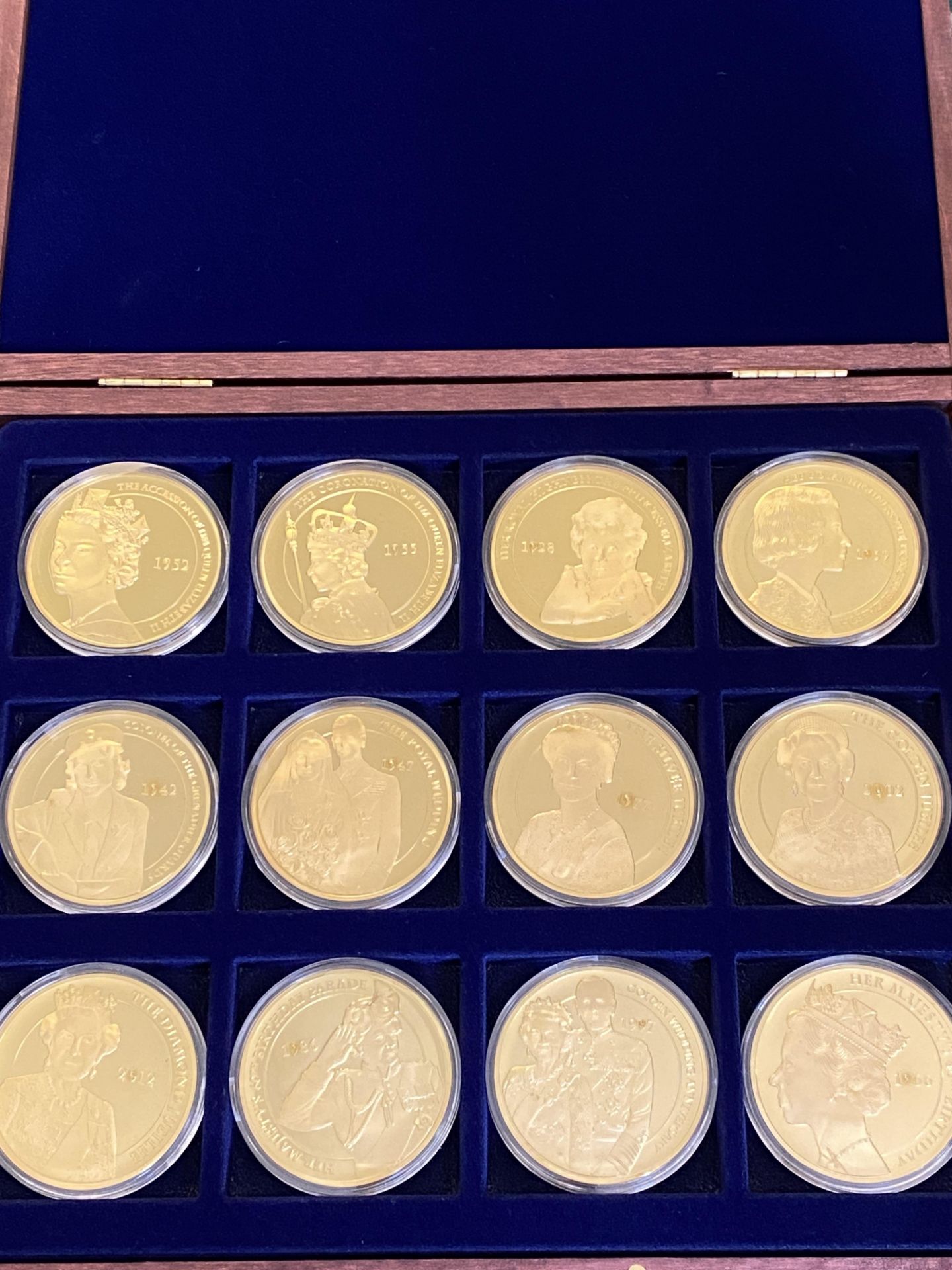 Twelve gold plated Portraits of the Queen Diamond Jubilee coins in presentation box - Image 4 of 4