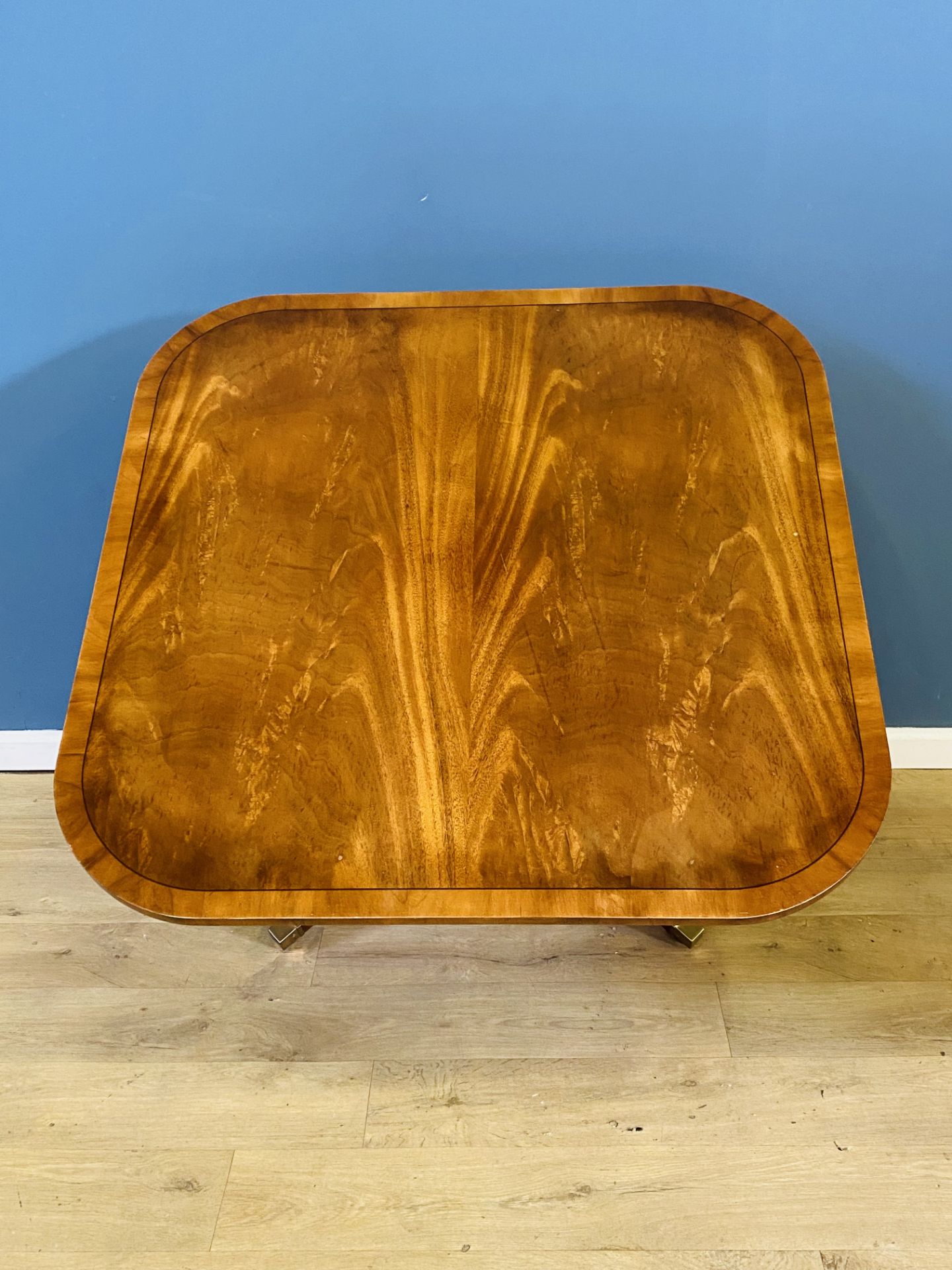 Flame mahogany coffee table - Image 4 of 4