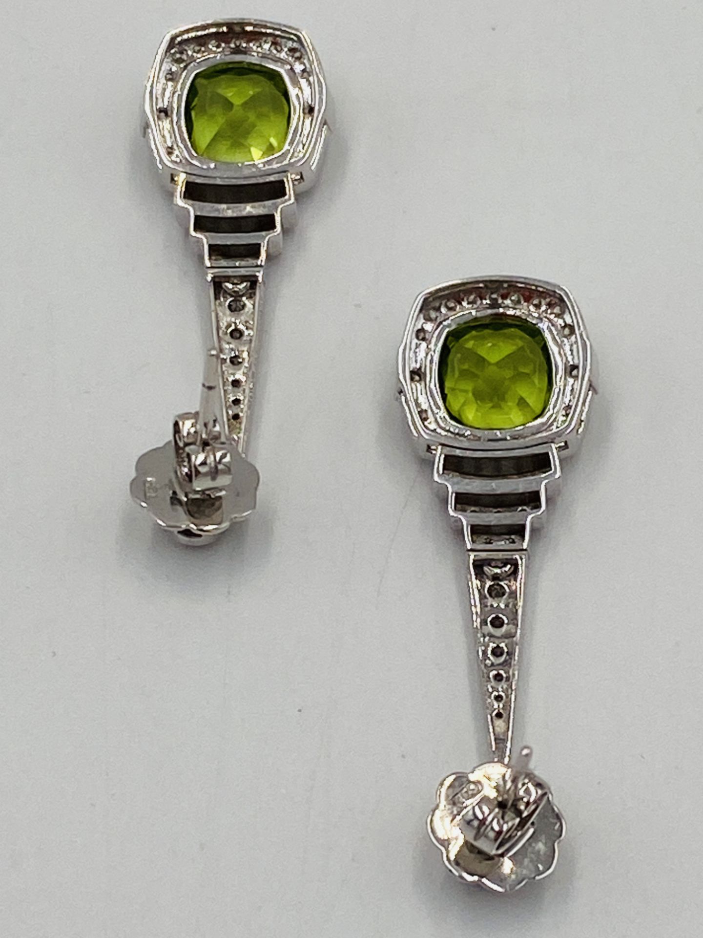 18ct white gold, diamond and green stone drop earrings - Image 3 of 8