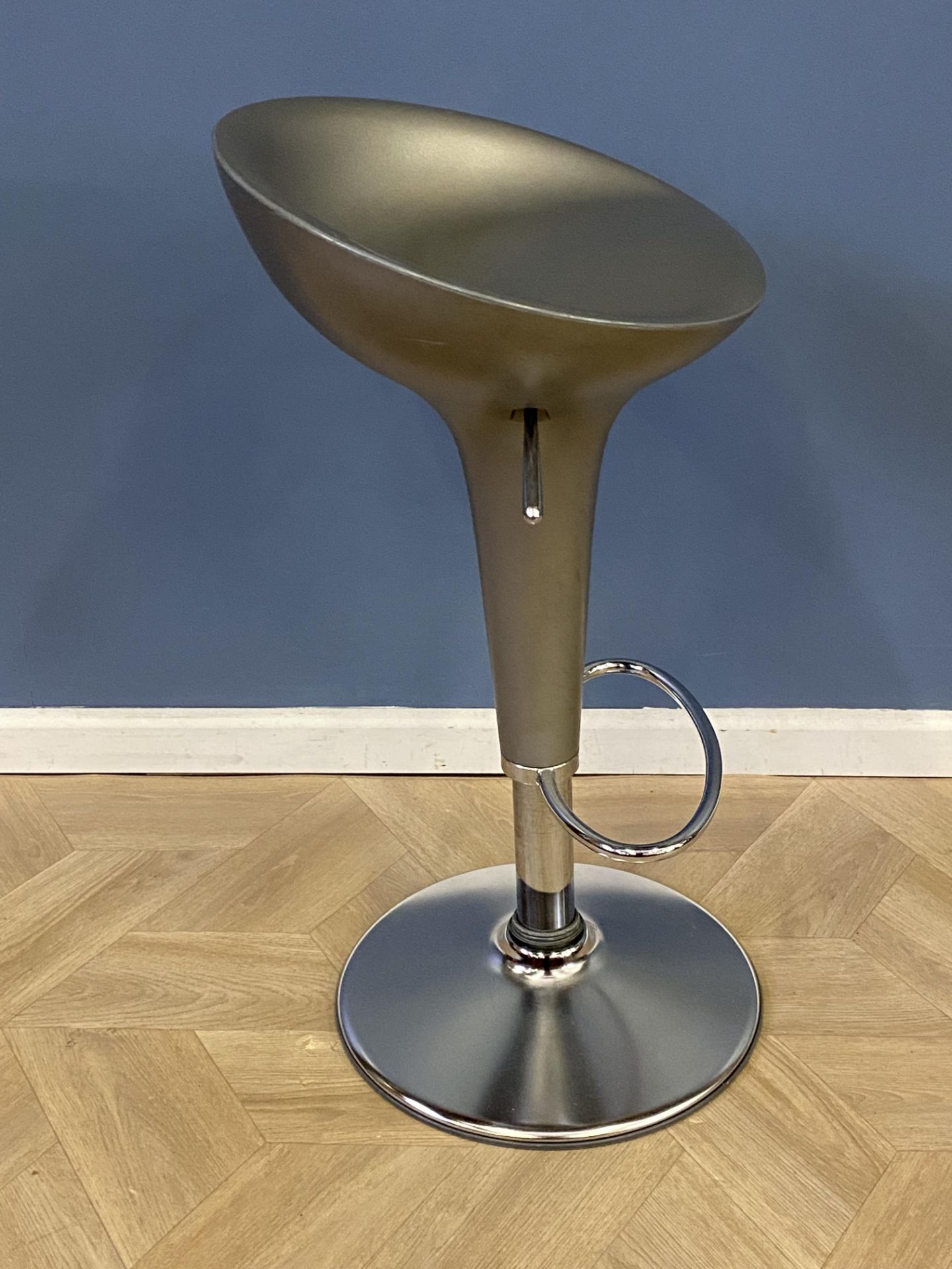 Contemporary reolving bar stool - Image 4 of 6