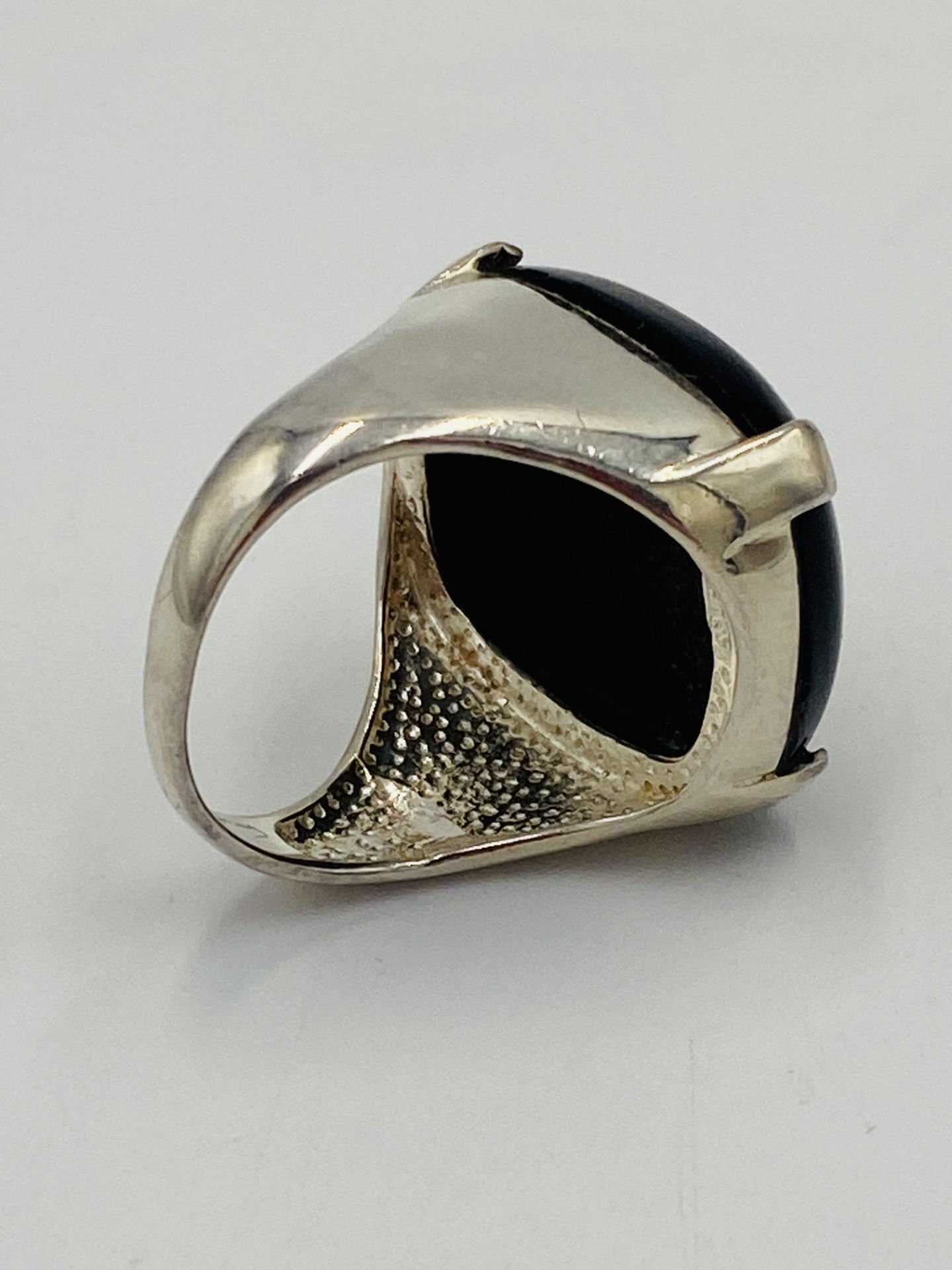 Silver ring set with an onyx stone - Image 5 of 5