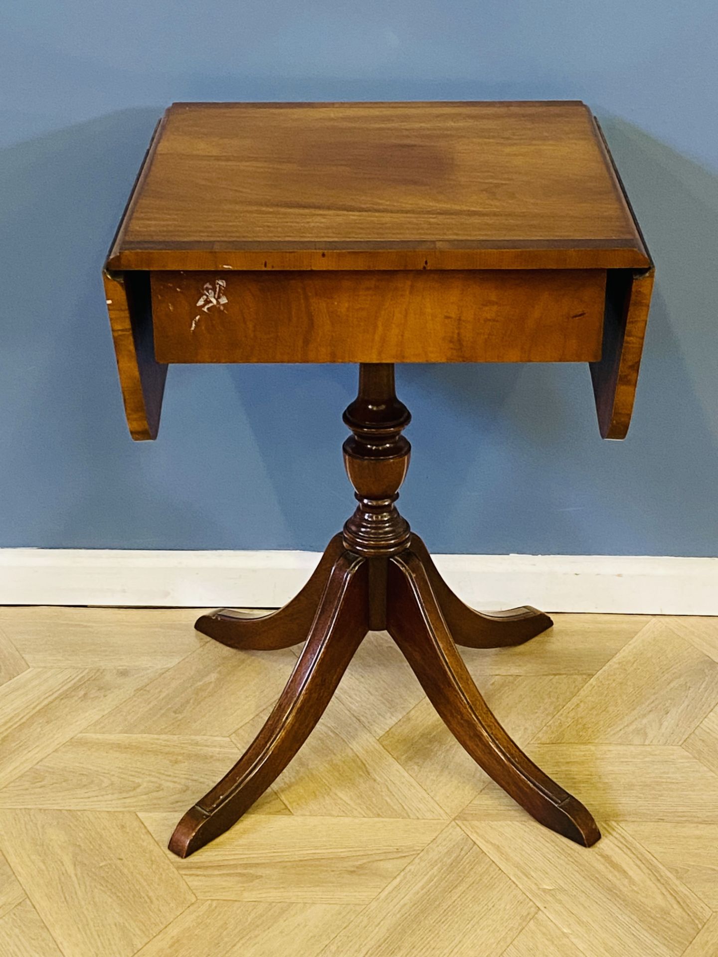 Inlaid mahogany drop leaf lamp table - Image 4 of 7