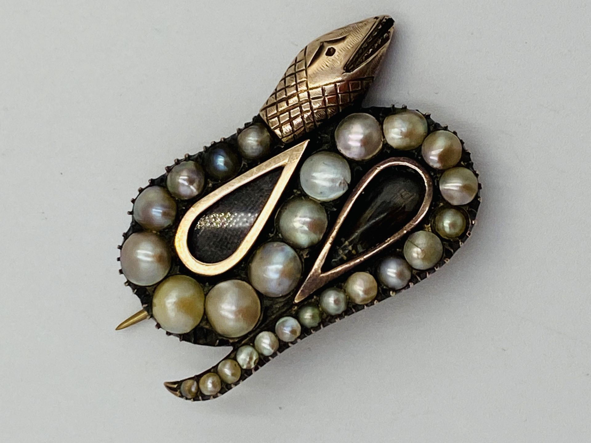 Yellow metal snake brooch set with graduated pearls - Image 6 of 6