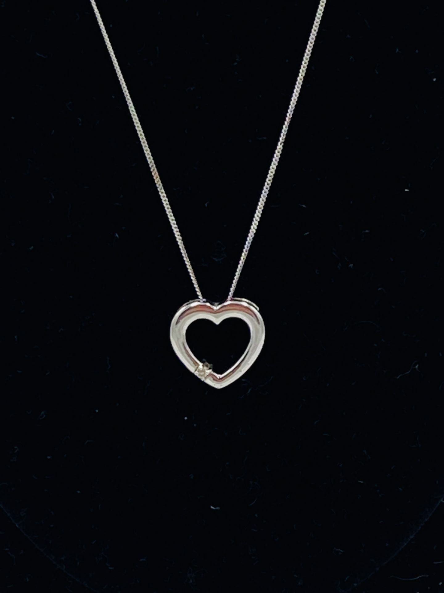 9ct white gold necklace with diamond set pendant - Image 3 of 3