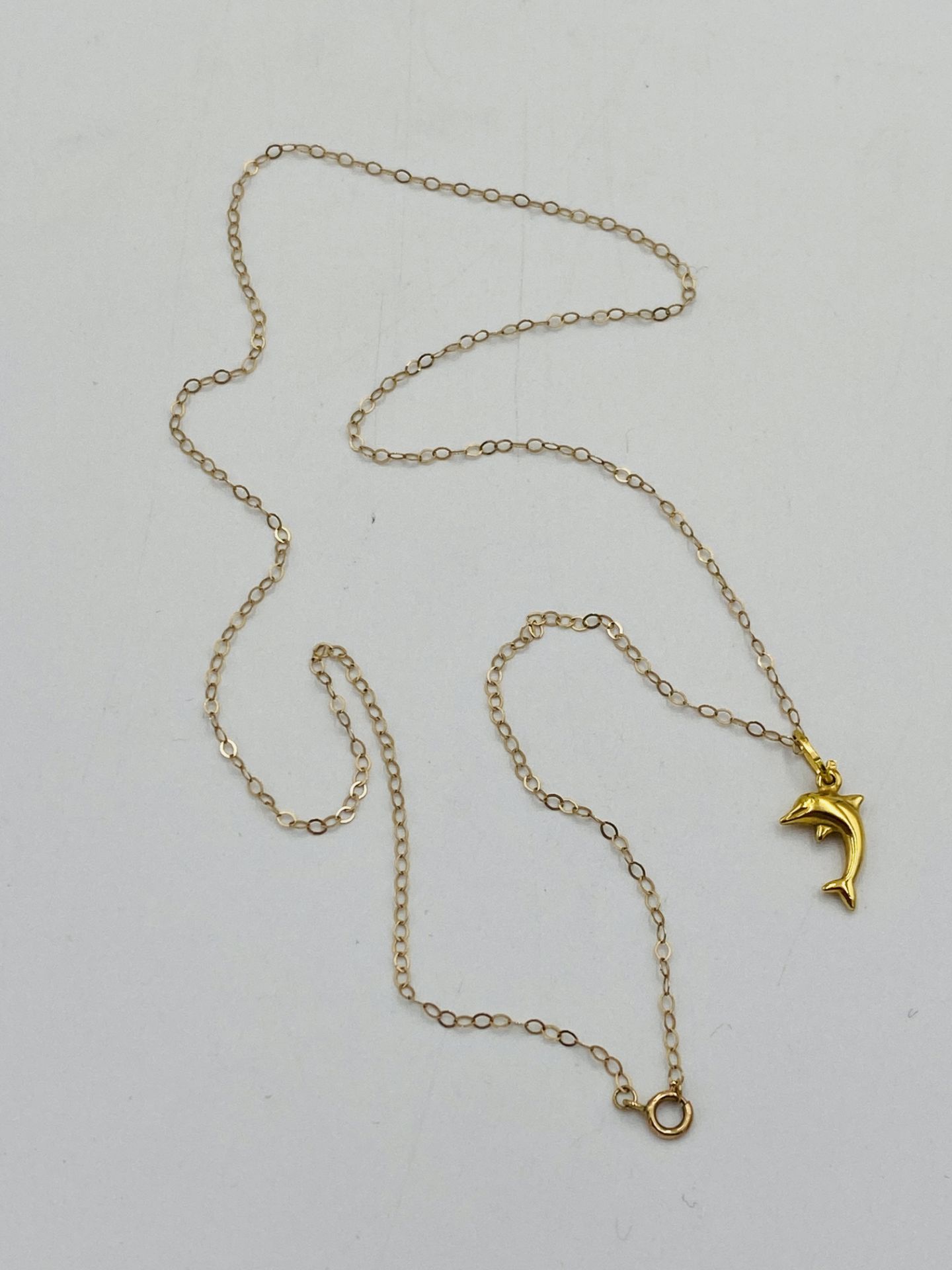 9ct gold necklace with dolphin pendant - Image 4 of 4