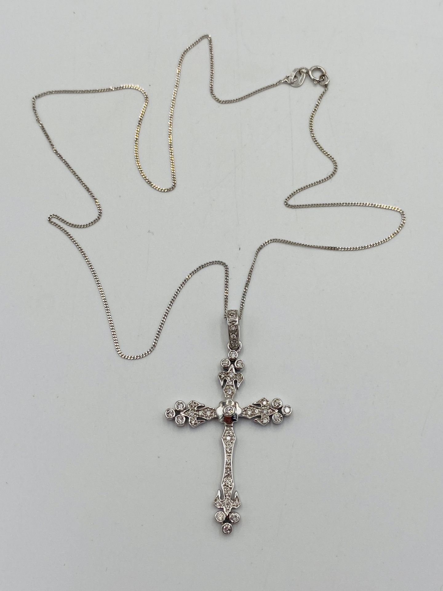 9ct gold and diamond set cross on 9ct gold chain - Image 2 of 4