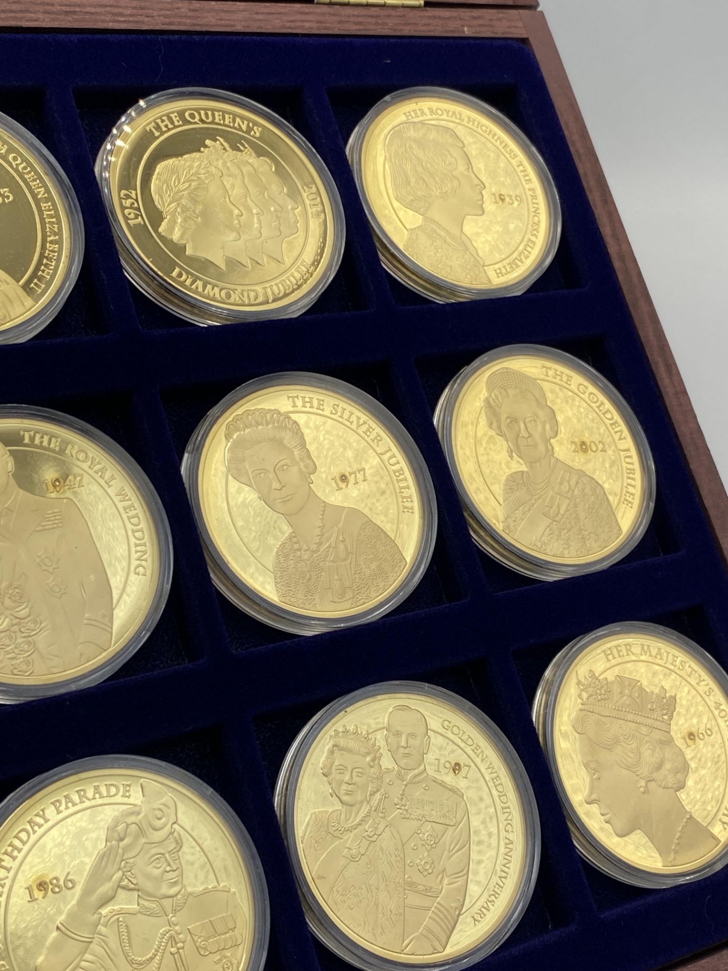Twelve gold plated Portraits of the Queen Diamond Jubilee coins in presentation box - Image 5 of 6