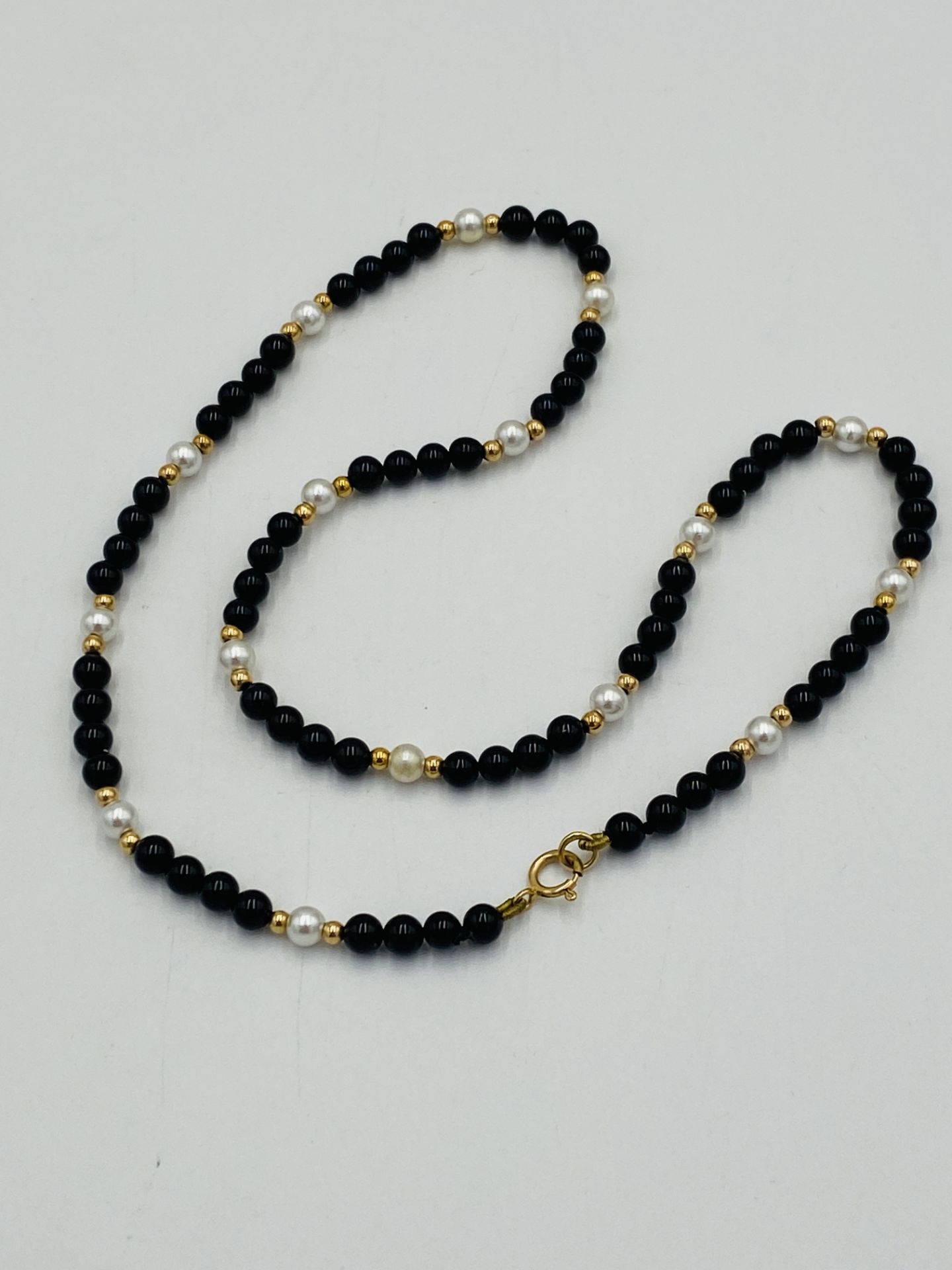 Bead necklace with 9ct gold clasp,together with matching earrings - Image 4 of 6