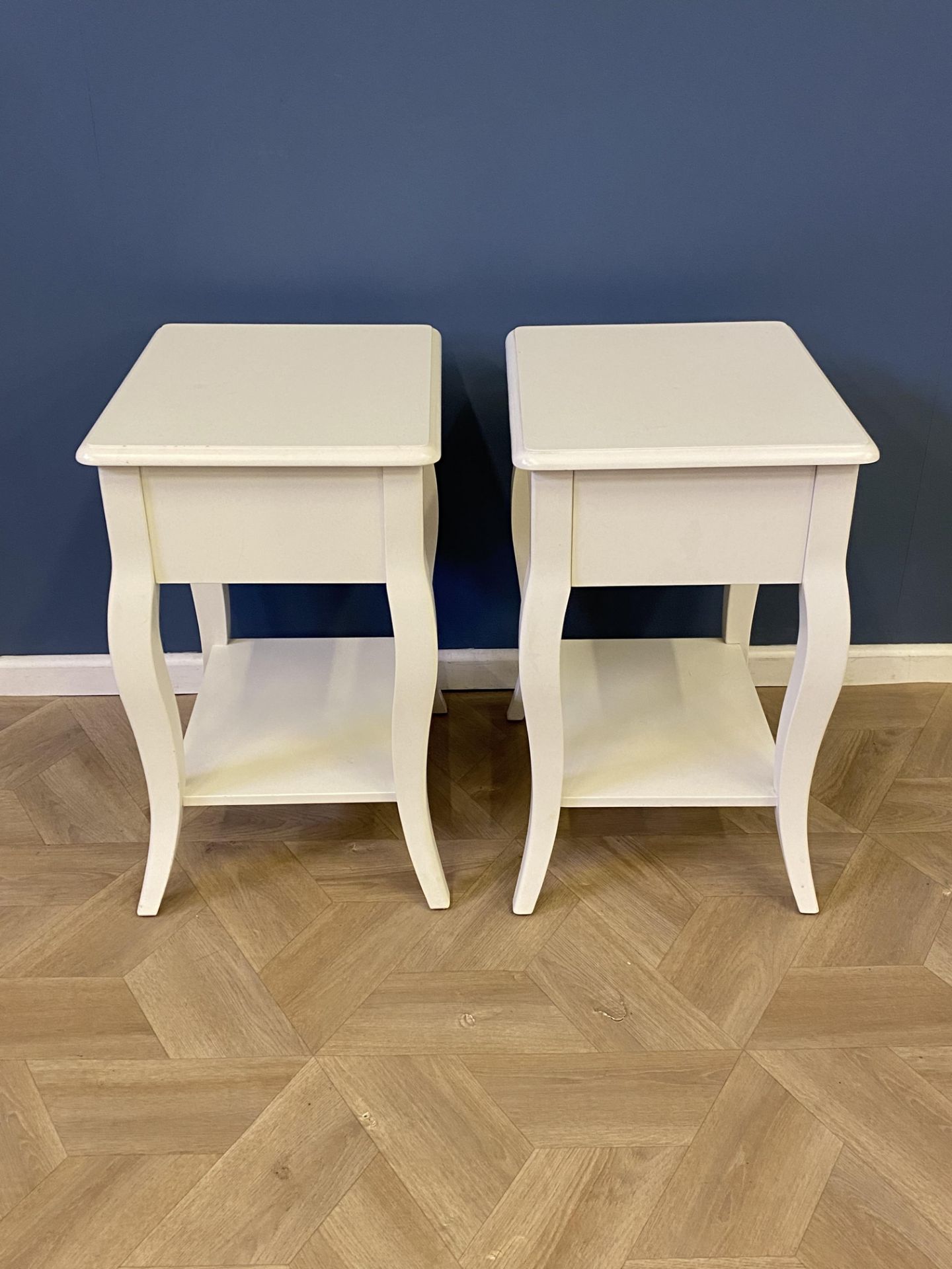 Pair of contemporary white wood bedside tables - Image 5 of 6