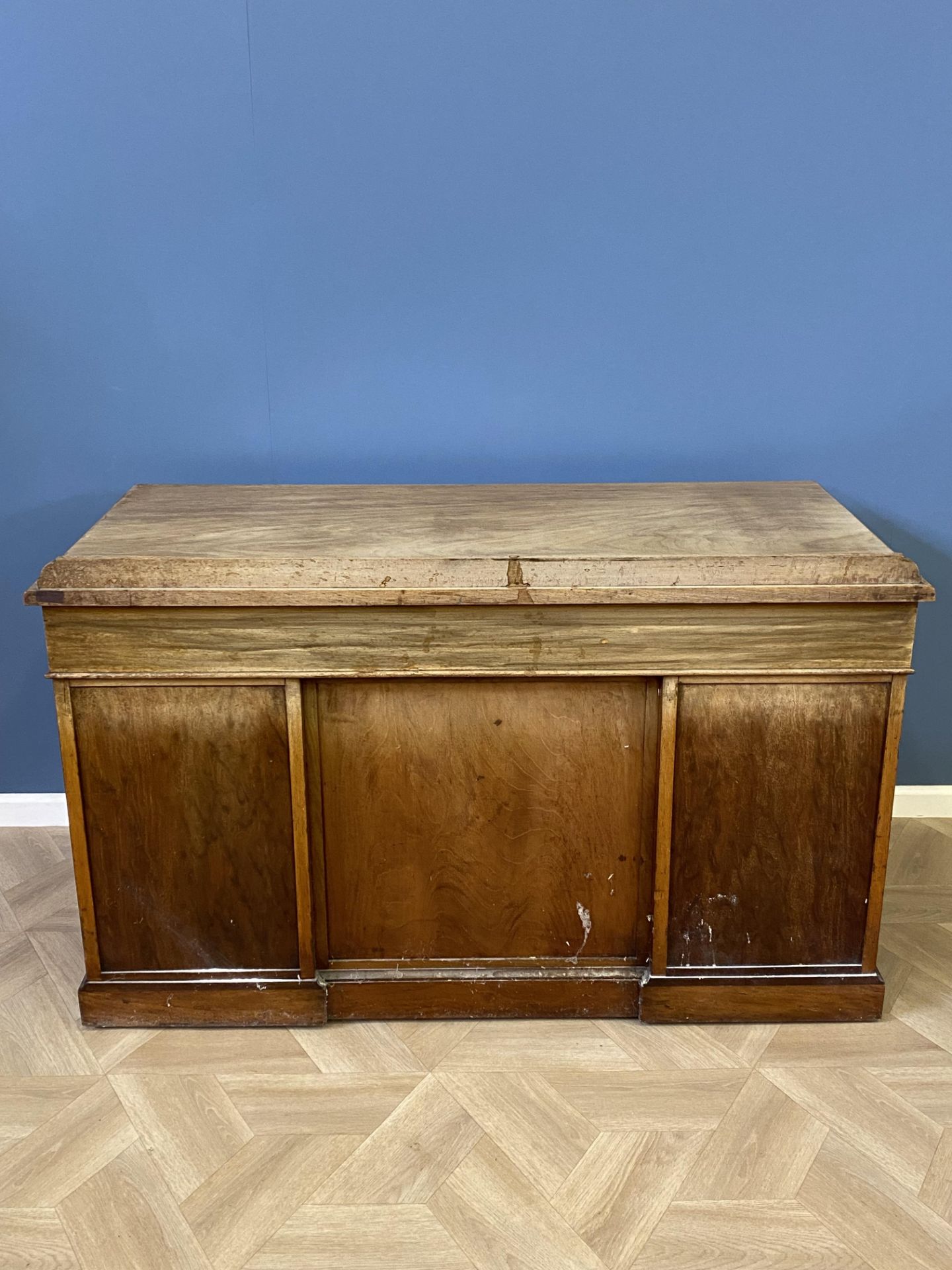 Holland & Sons Victorian mahogany kneehole desk - Image 7 of 9