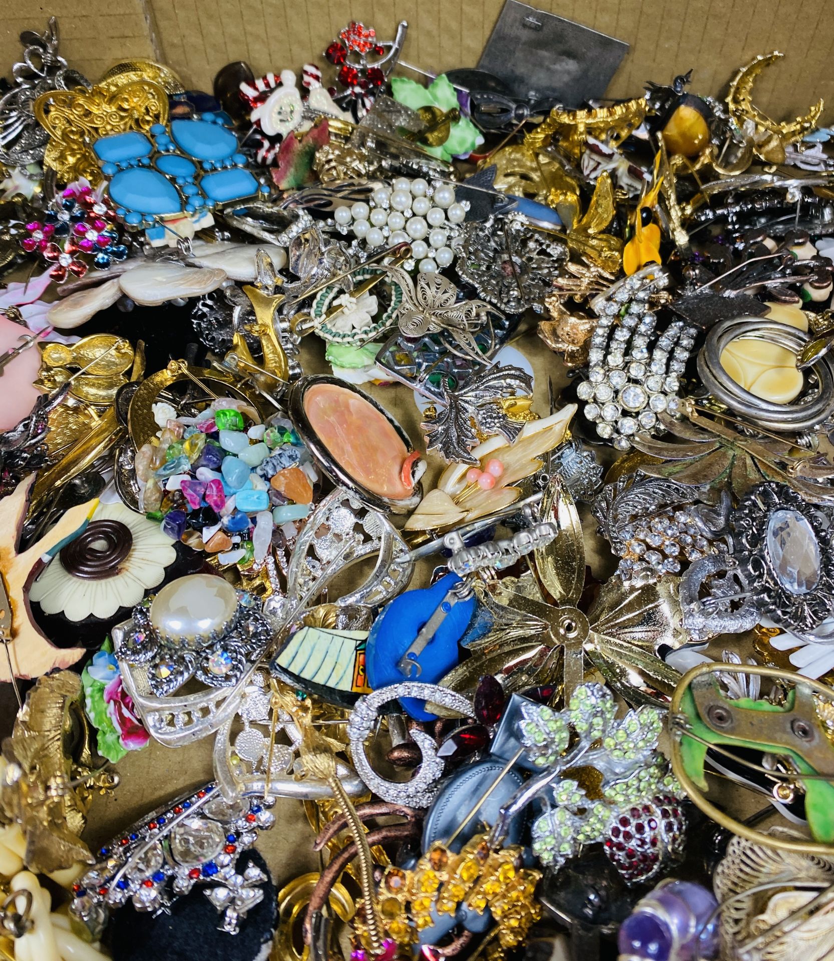 Quantity of costume jewellery brooches - Image 6 of 7