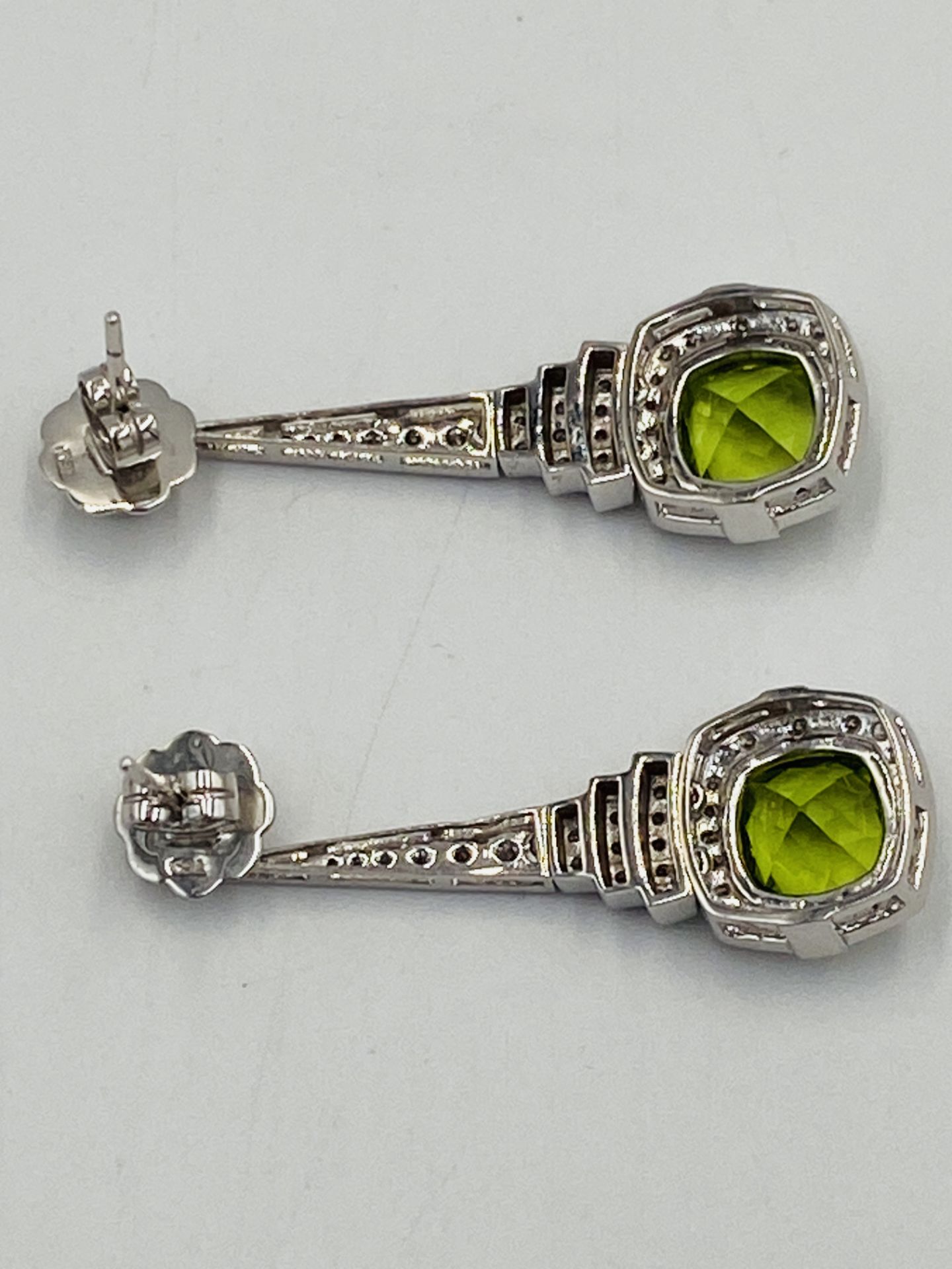 18ct white gold, diamond and green stone drop earrings - Bild 4 aus 8