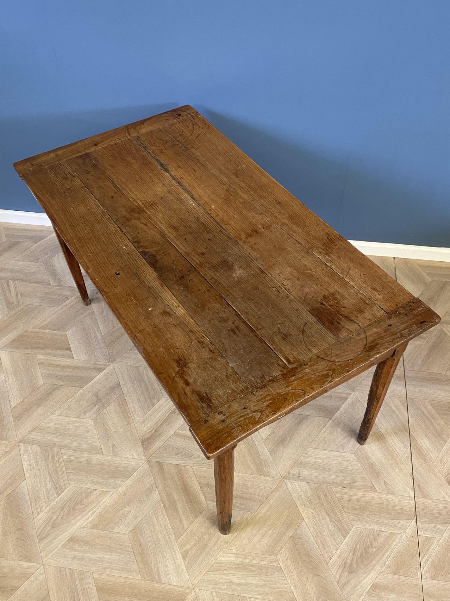 Early 19th century French fruitwood farmhouse table - Image 5 of 6