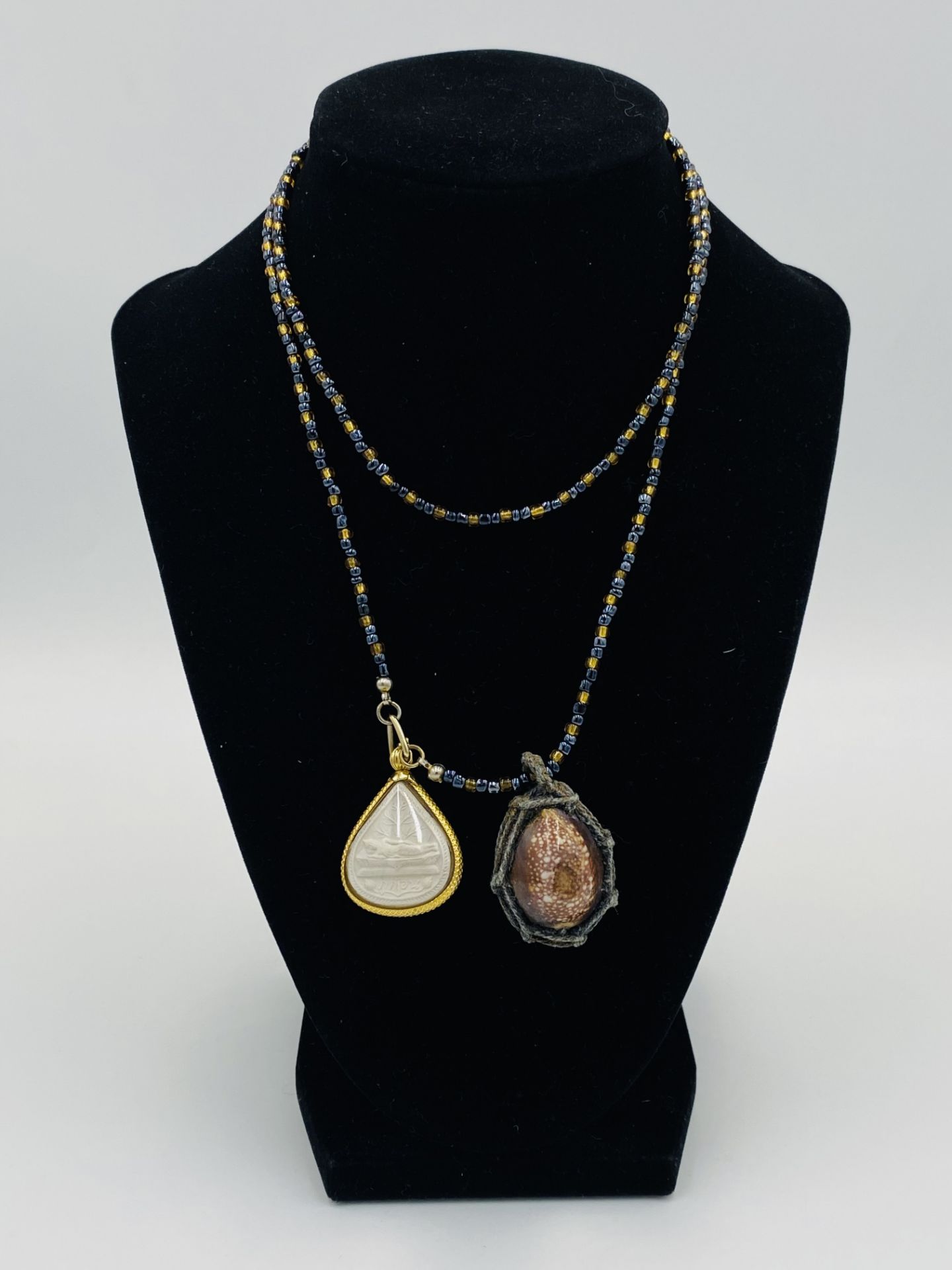 Bead necklace with pendant depicting a reclining Buddha and a 'Bia Kae' pendant. - Image 2 of 5
