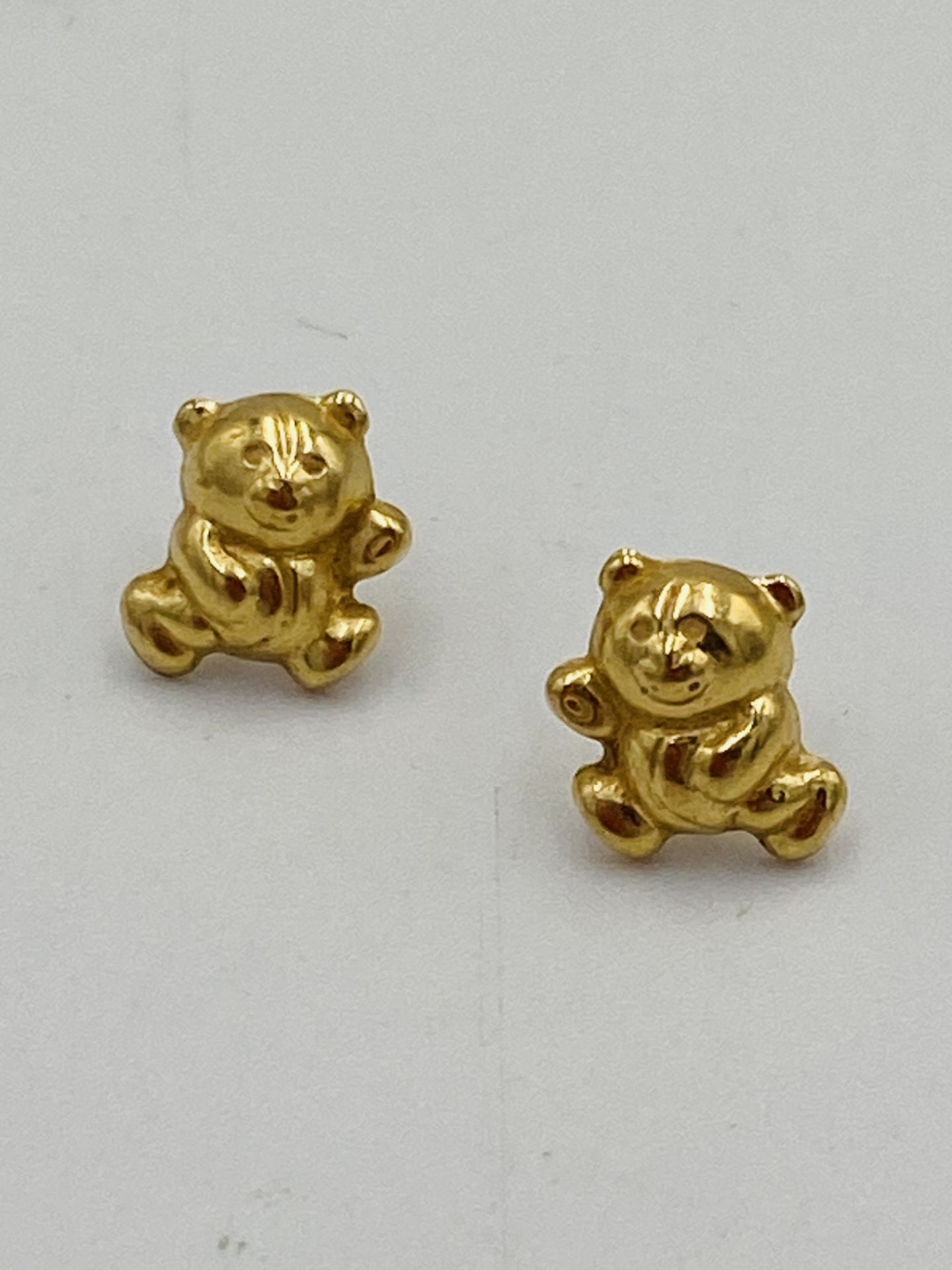 Pair of 9ct gold earrings - Image 2 of 3