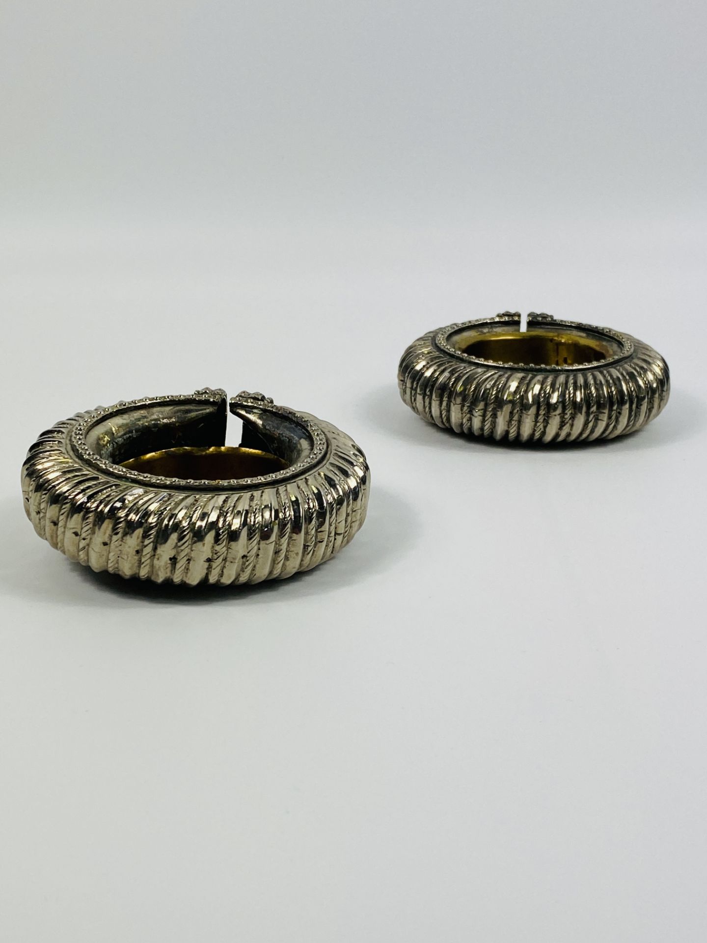 Pair of white metal ankle bangles with brass inserts - Image 5 of 7