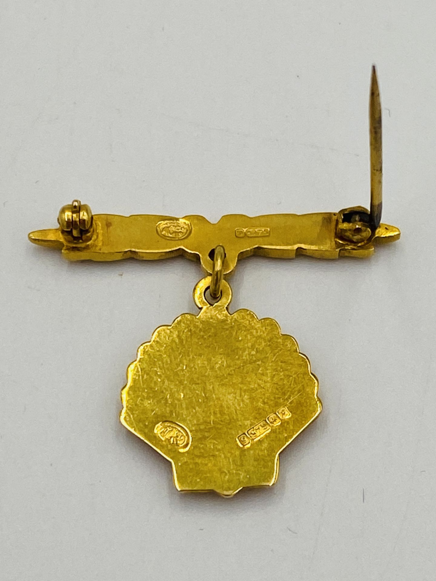 9ct gold BP brooch - Image 2 of 5