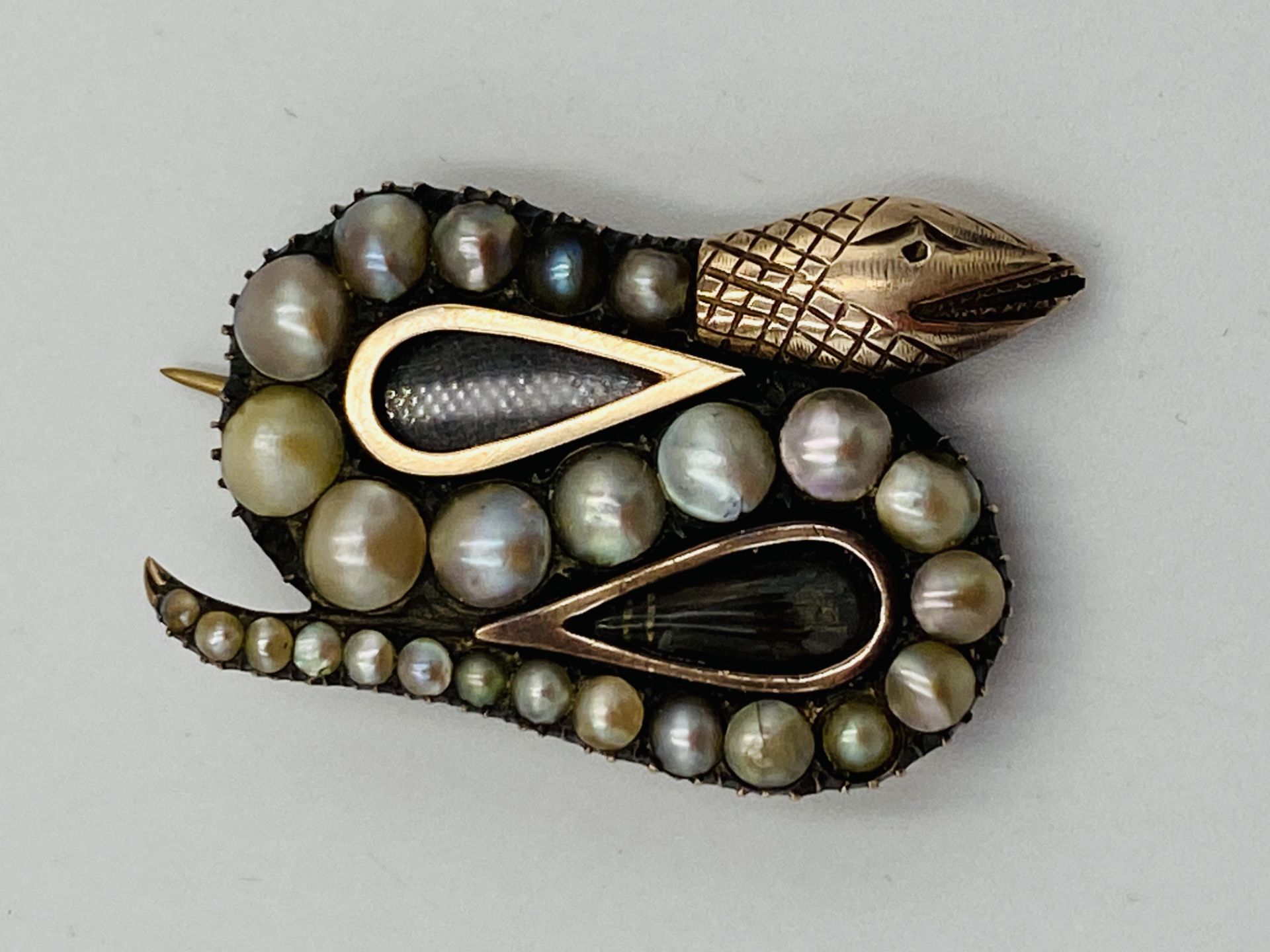 Yellow metal snake brooch set with graduated pearls - Image 4 of 6