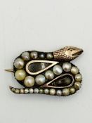 Yellow metal snake brooch set with graduated pearls
