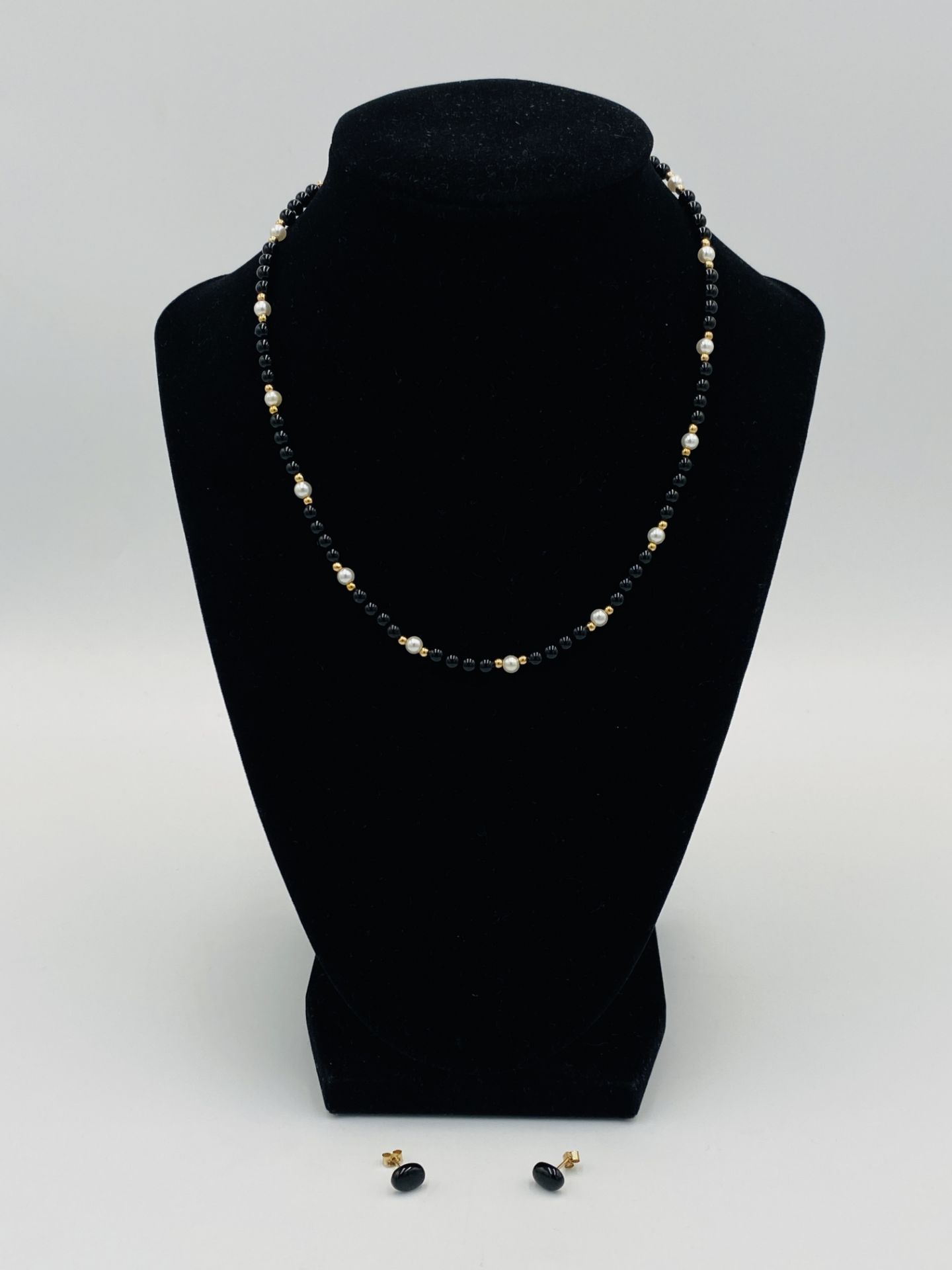 Bead necklace with 9ct gold clasp,together with matching earrings - Image 5 of 6