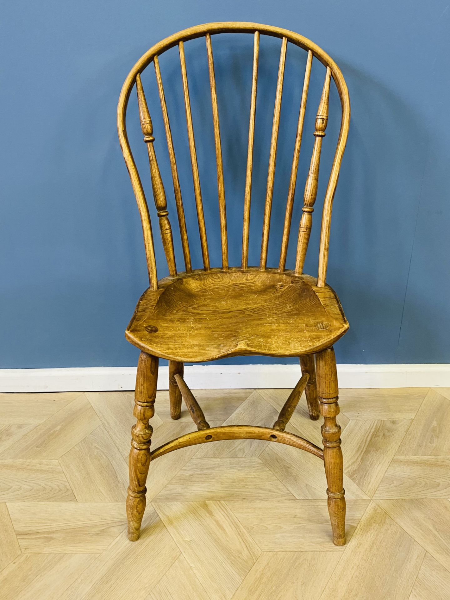 Set of four country spindle back dining chairs - Image 6 of 7