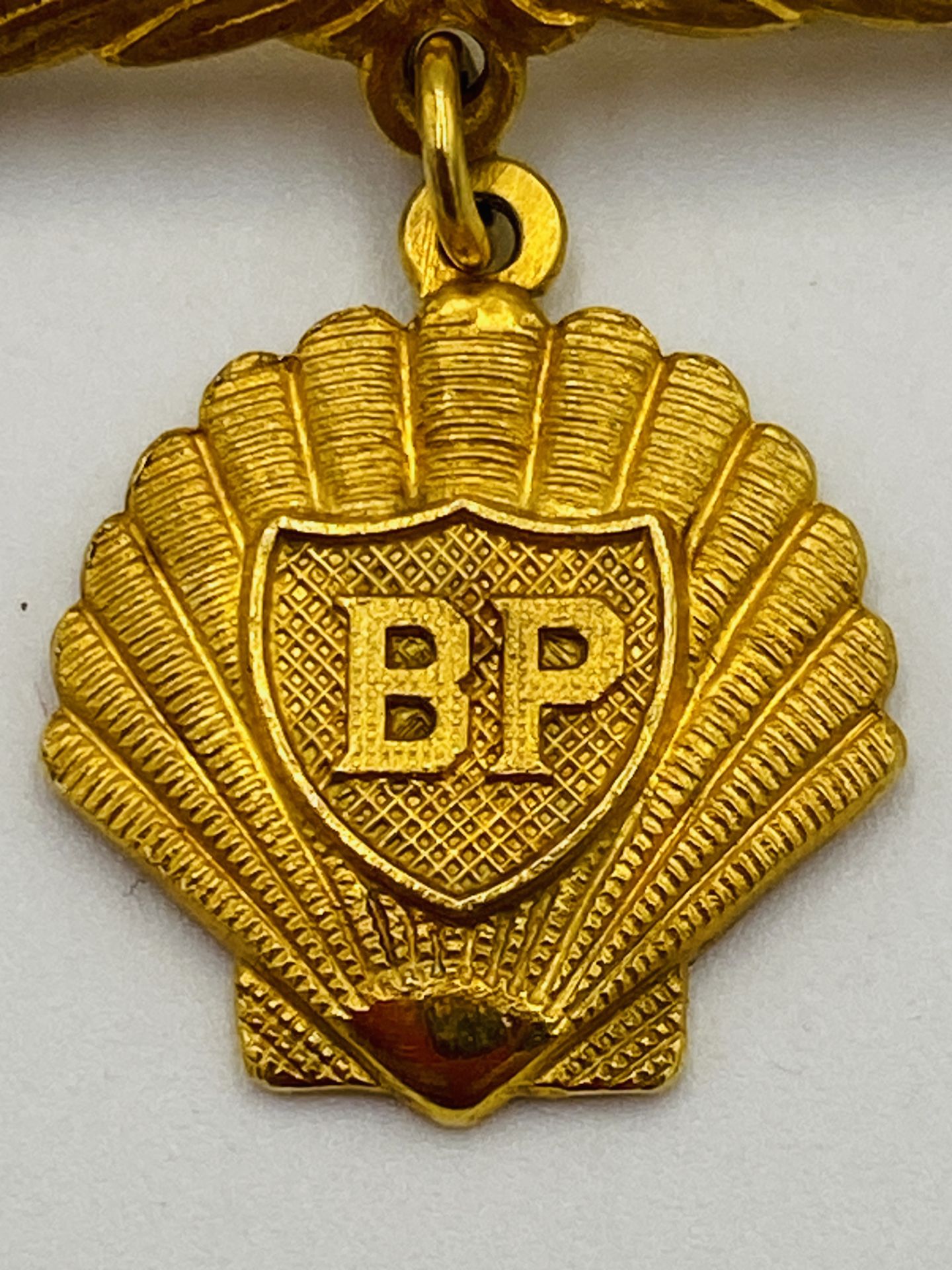 9ct gold BP brooch - Image 5 of 5
