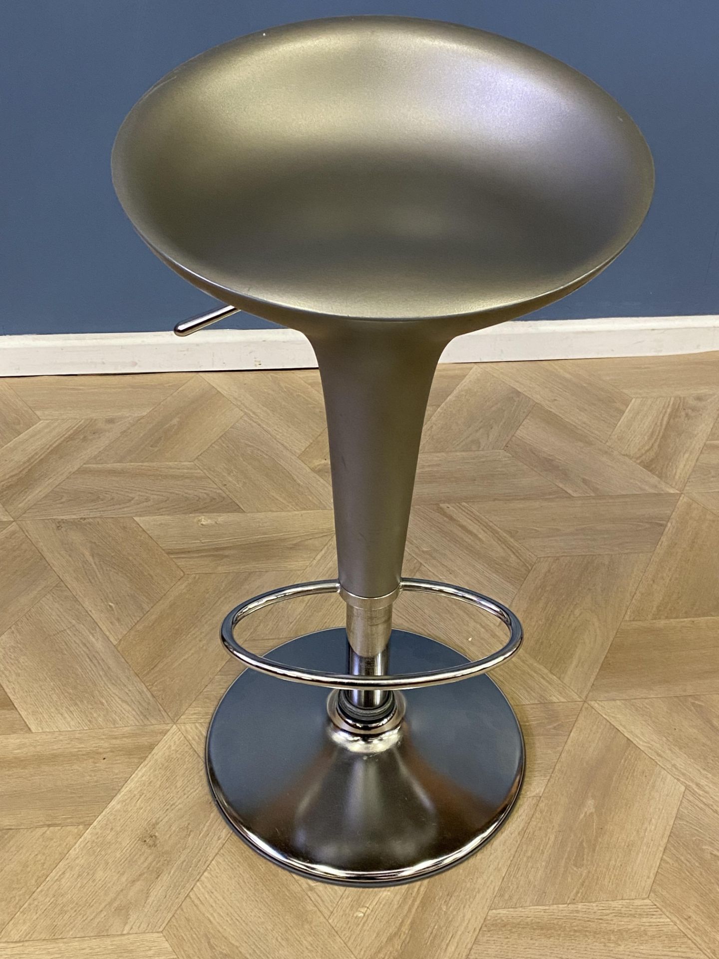 Contemporary reolving bar stool - Image 6 of 6
