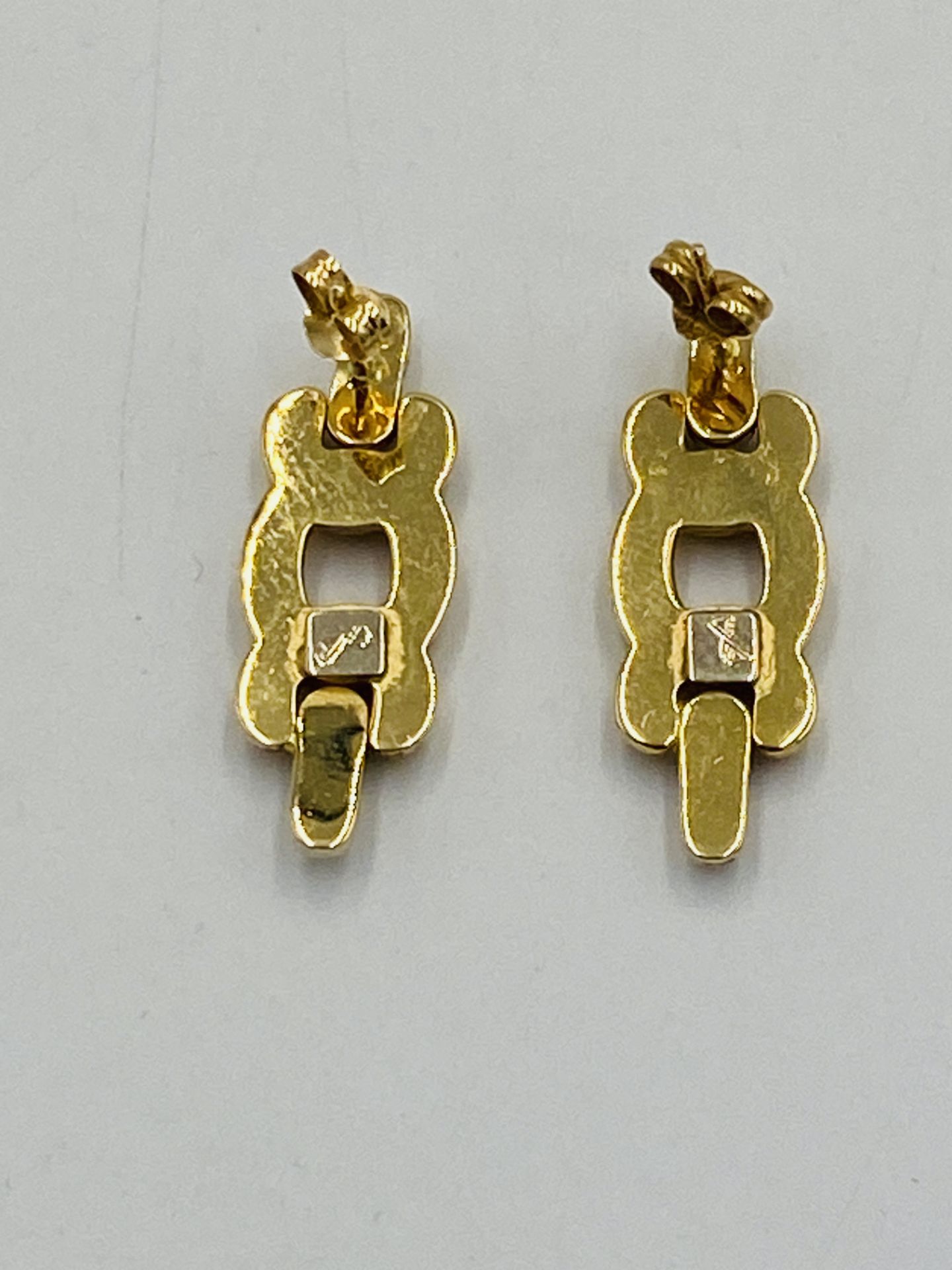 Pair of 18ct gold earrings - Image 2 of 3