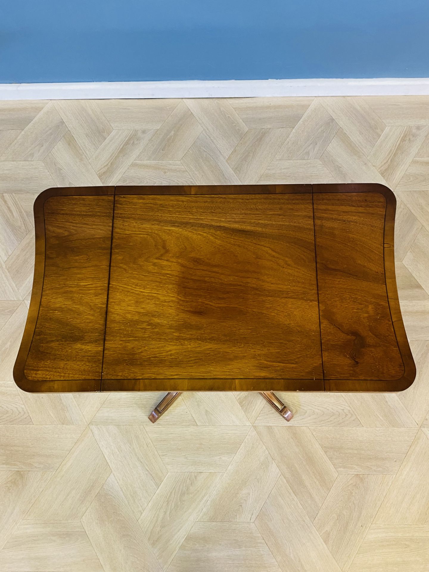 Inlaid mahogany drop leaf lamp table - Image 6 of 7