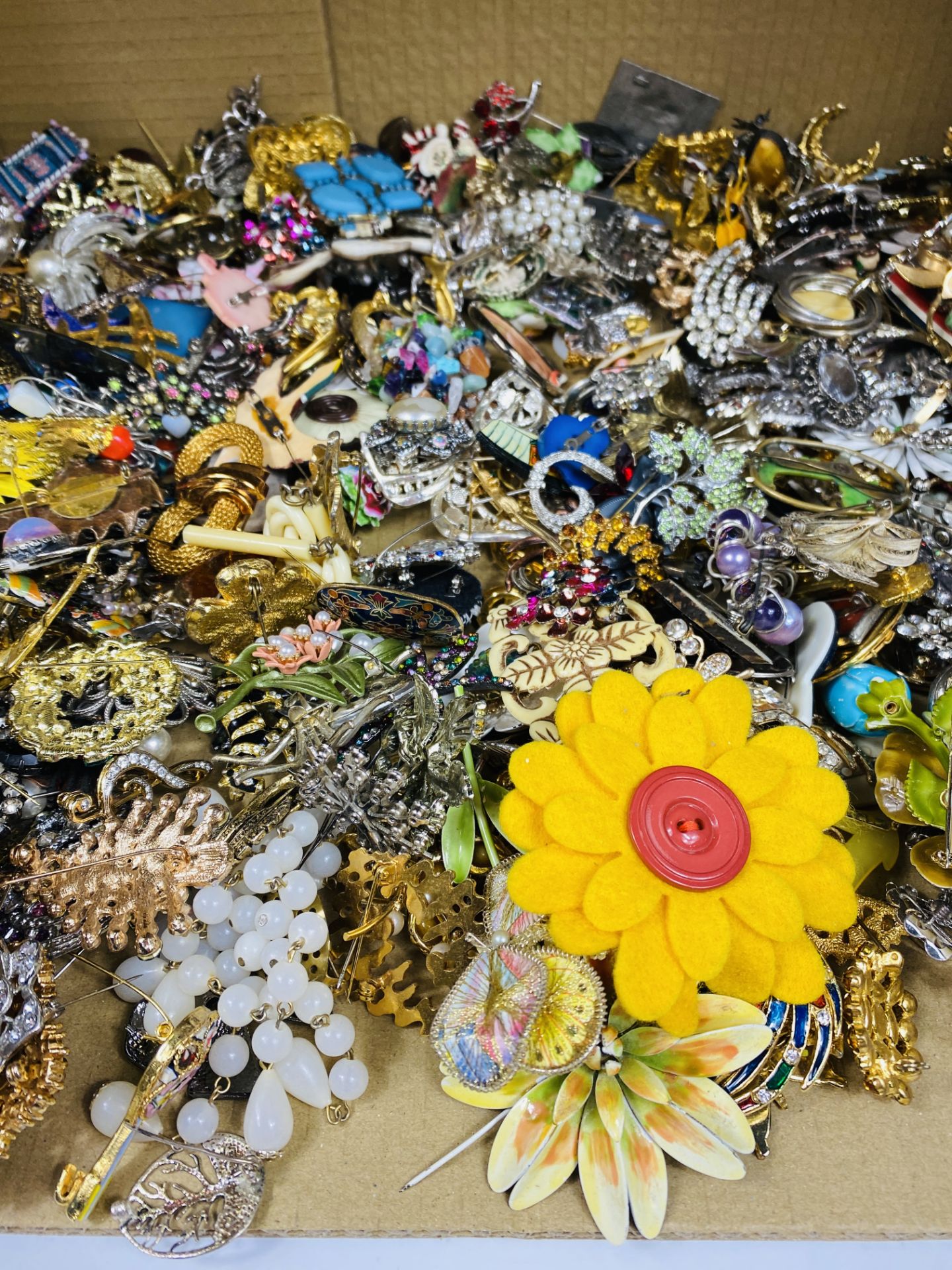 Quantity of costume jewellery brooches - Image 3 of 7