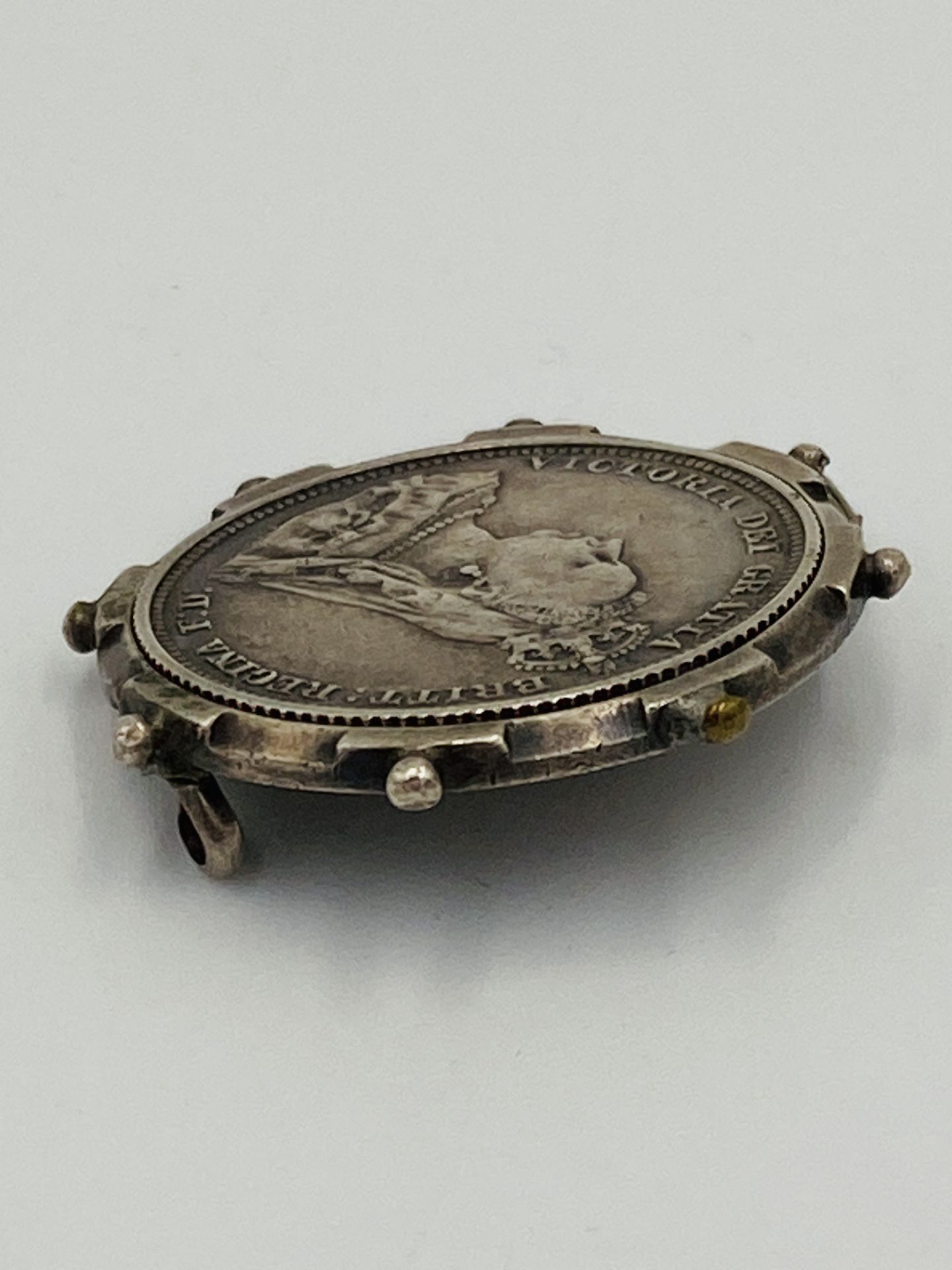 Victorian silver shilling in white metal mount - Bild 4 aus 4