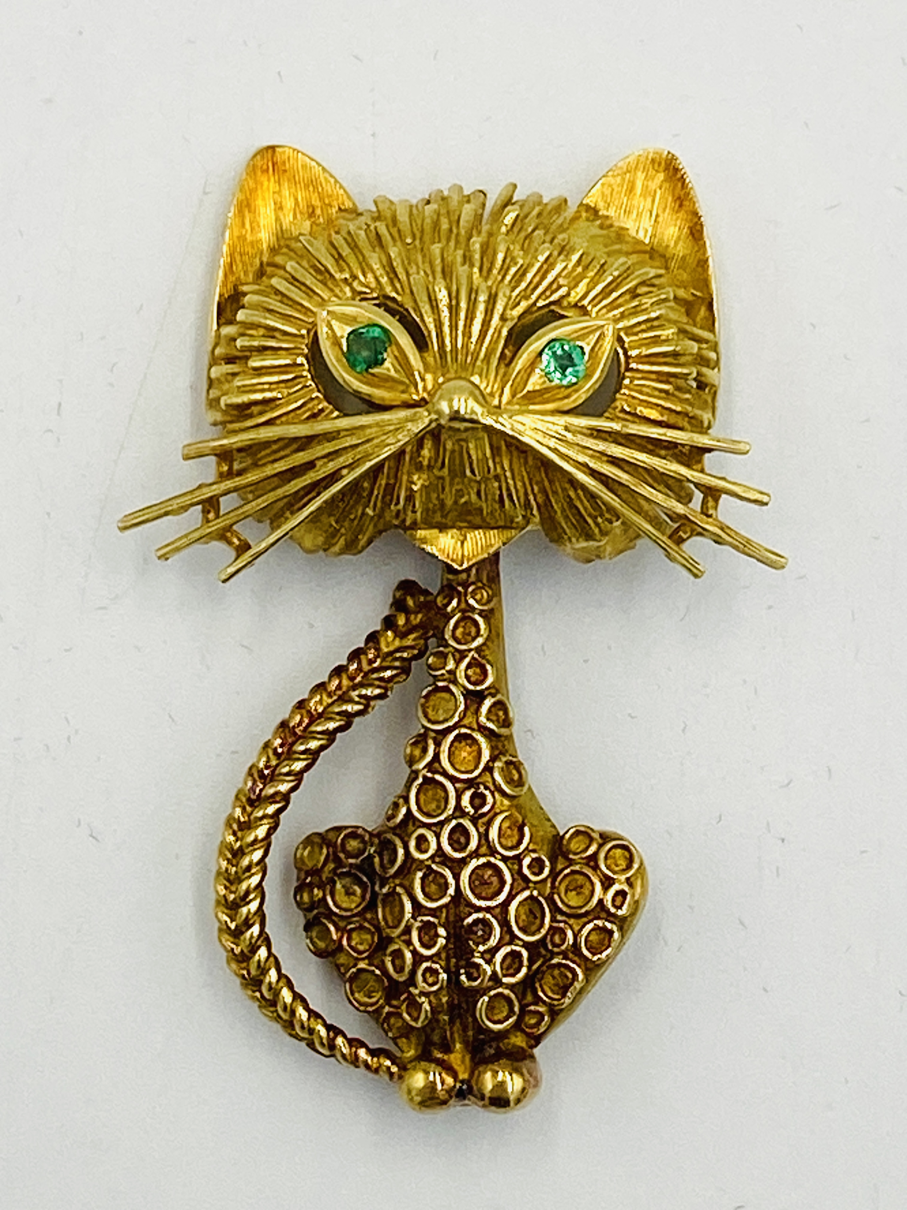 18ct gold Garrards cat brooch set with emerald eyes