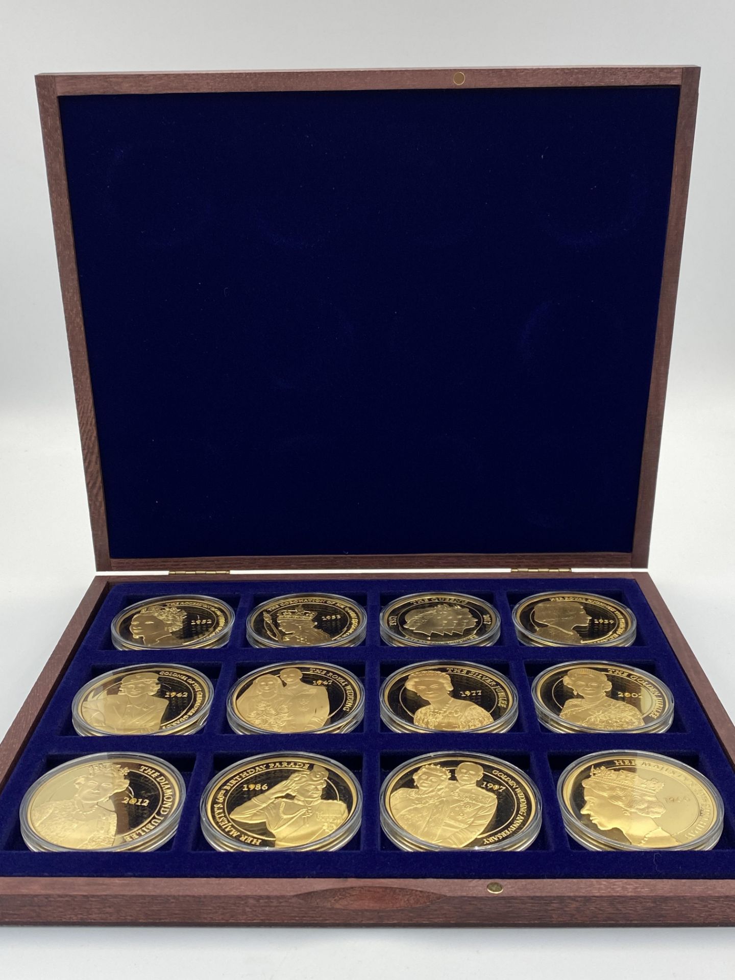 Twelve gold plated Portraits of the Queen Diamond Jubilee coins in presentation box - Image 2 of 6