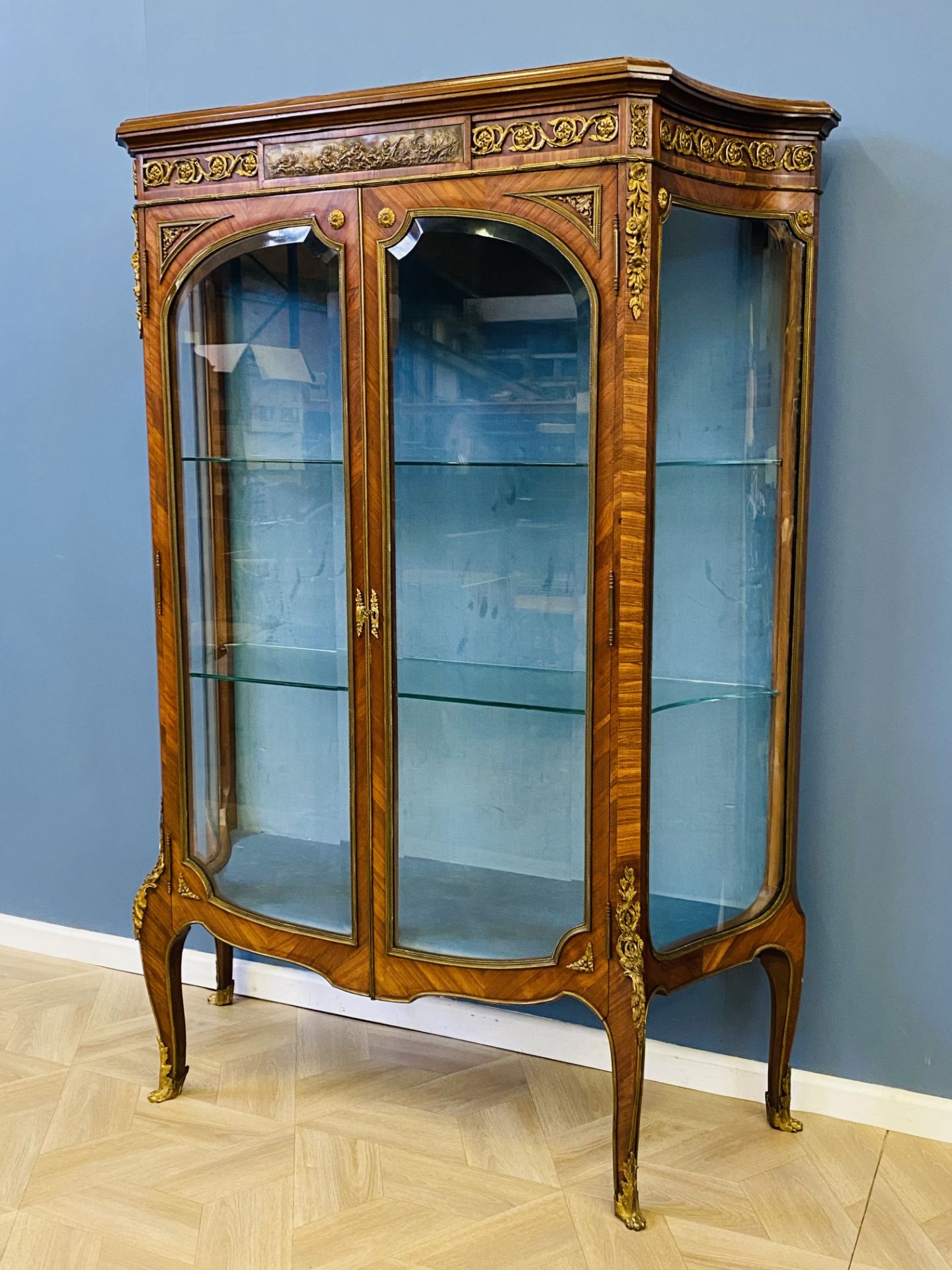 Late 19th century French kingwood and ormolu mounted two door vitrine - Image 7 of 7