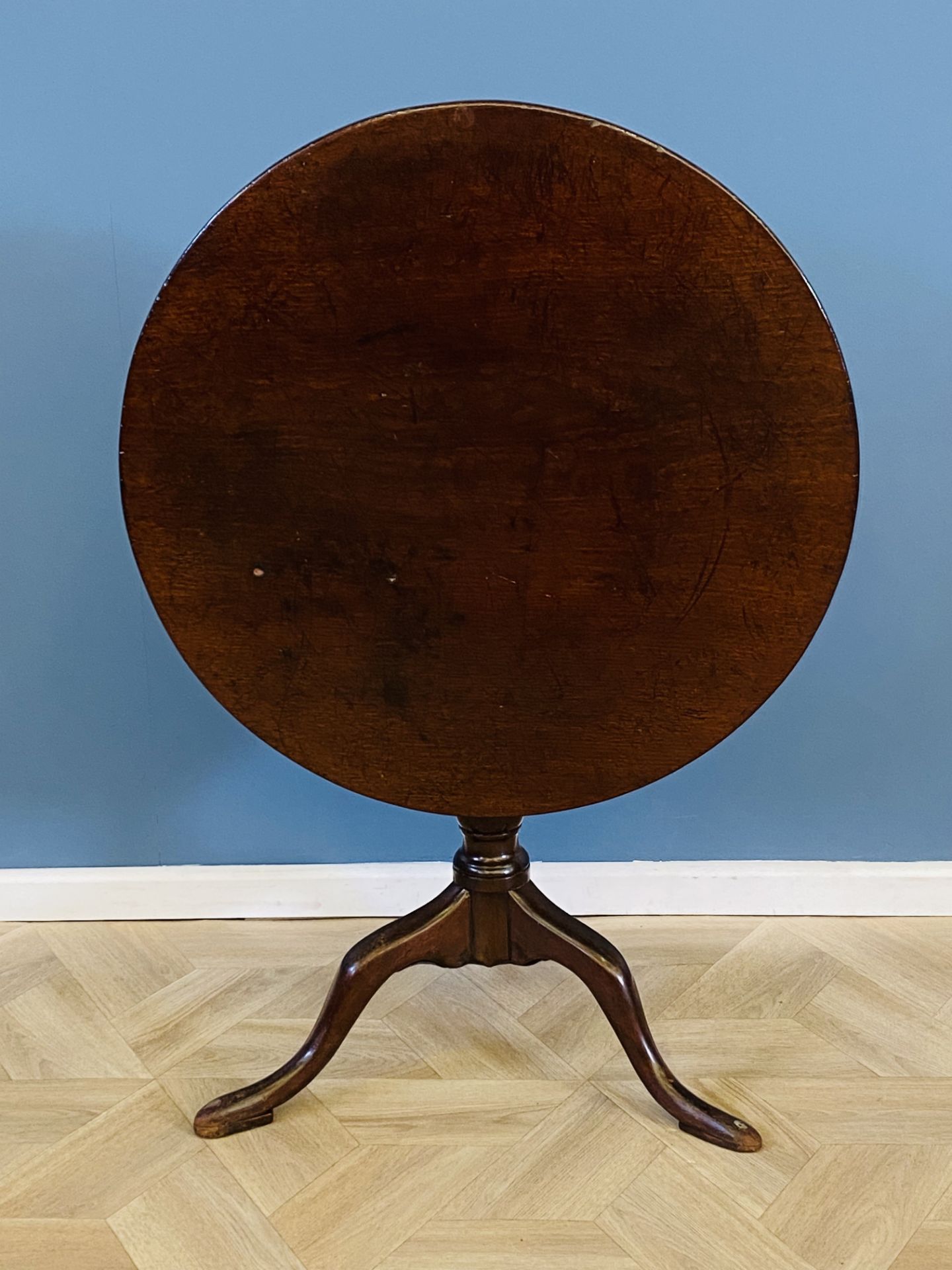 Georgian mahogany tilt top tripod table - Image 2 of 4